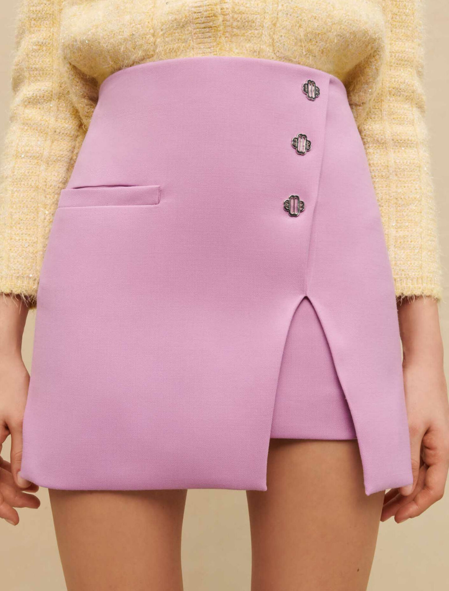 Kurzer Rock mit Knöpfen