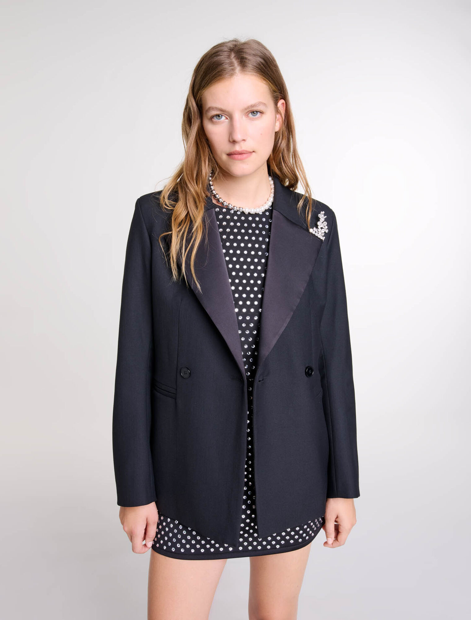 Kostümjacke mit Brosche