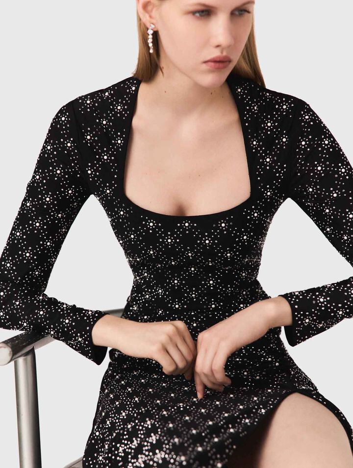 Langes Kleid mit Perlen und Strass