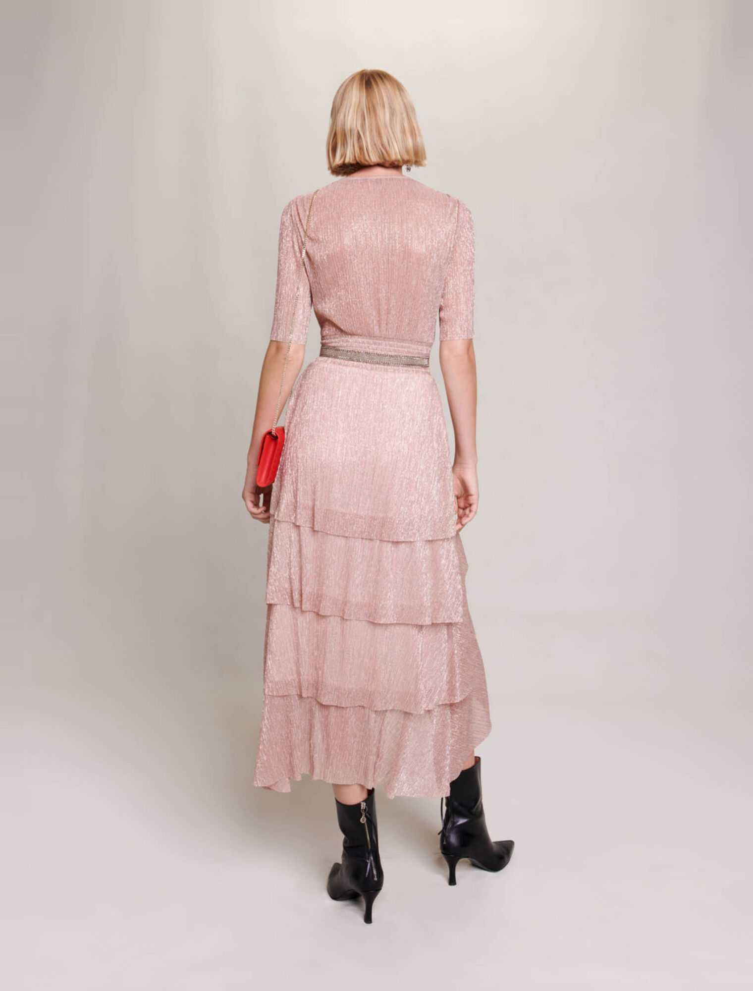 Langes Kleid aus Lamé mit Rüschen
