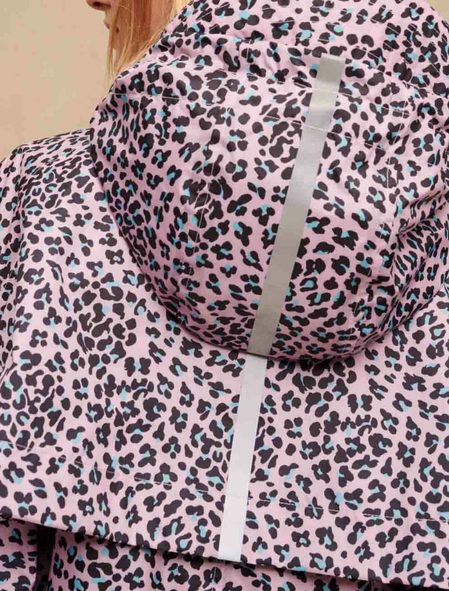 Wasserabweisender Mantel mit Leo-Print