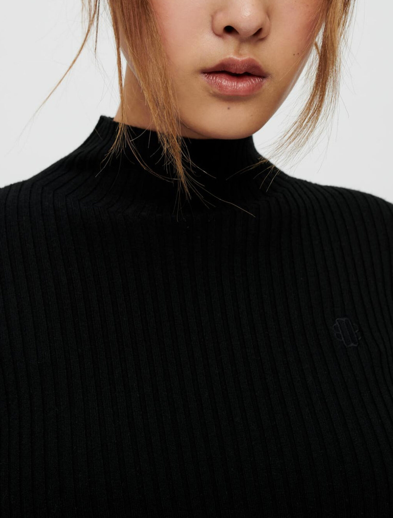 Enger Pullover mit Ärmeln und Lochmuster