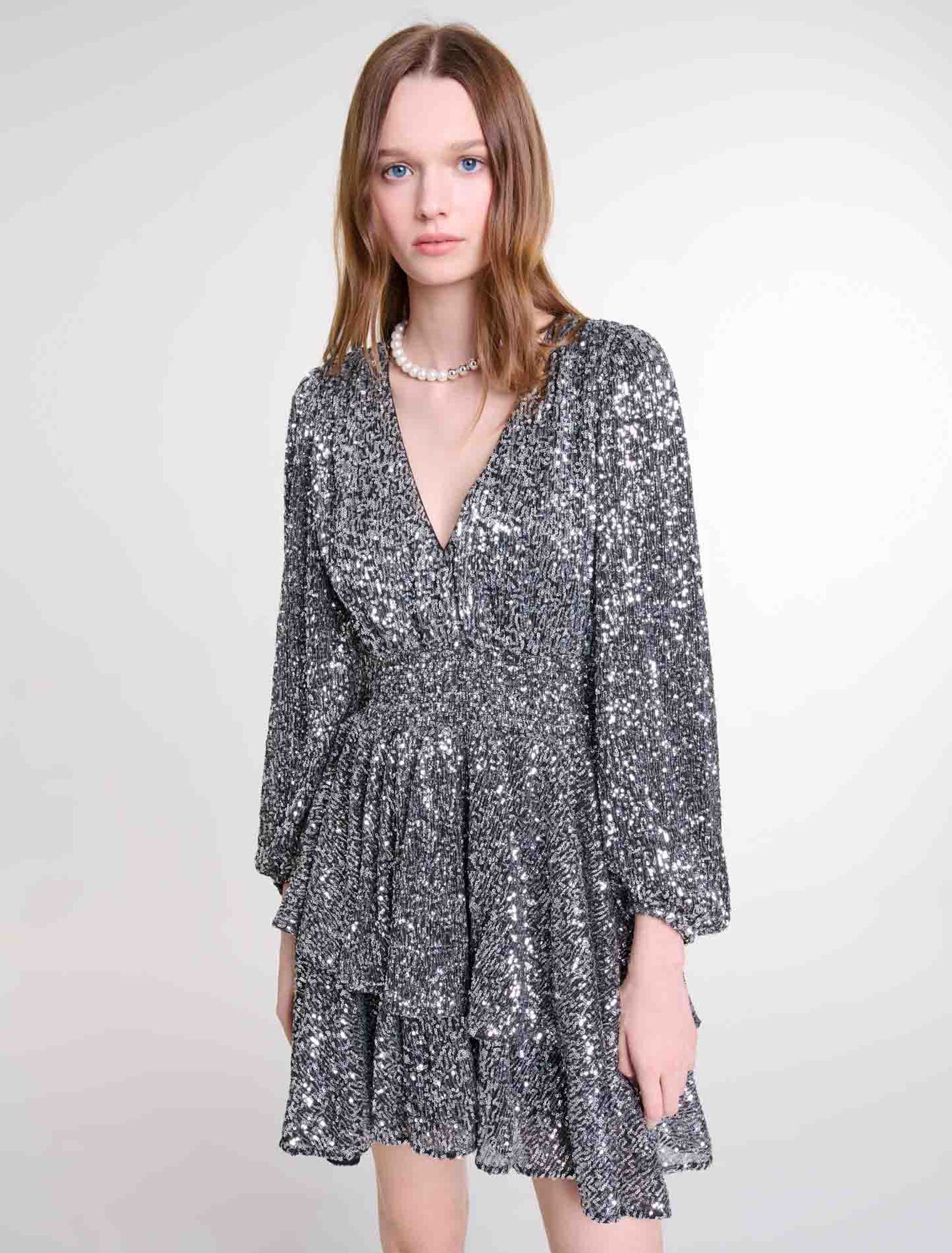 Kurzes Kleid mit Volants und Pailletten