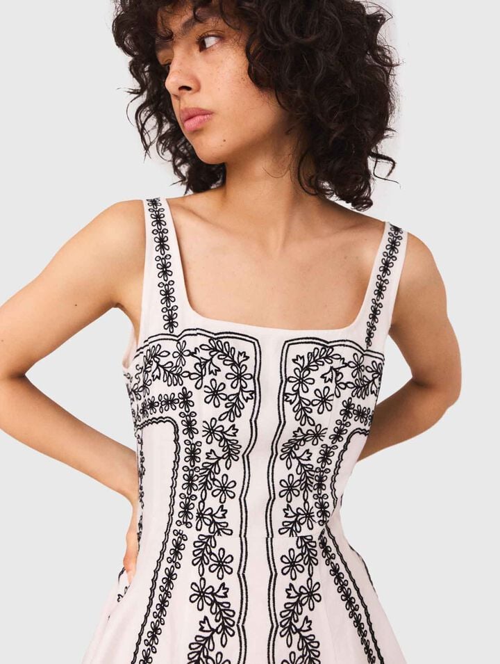 Kurzes besticktes Trägerkleid