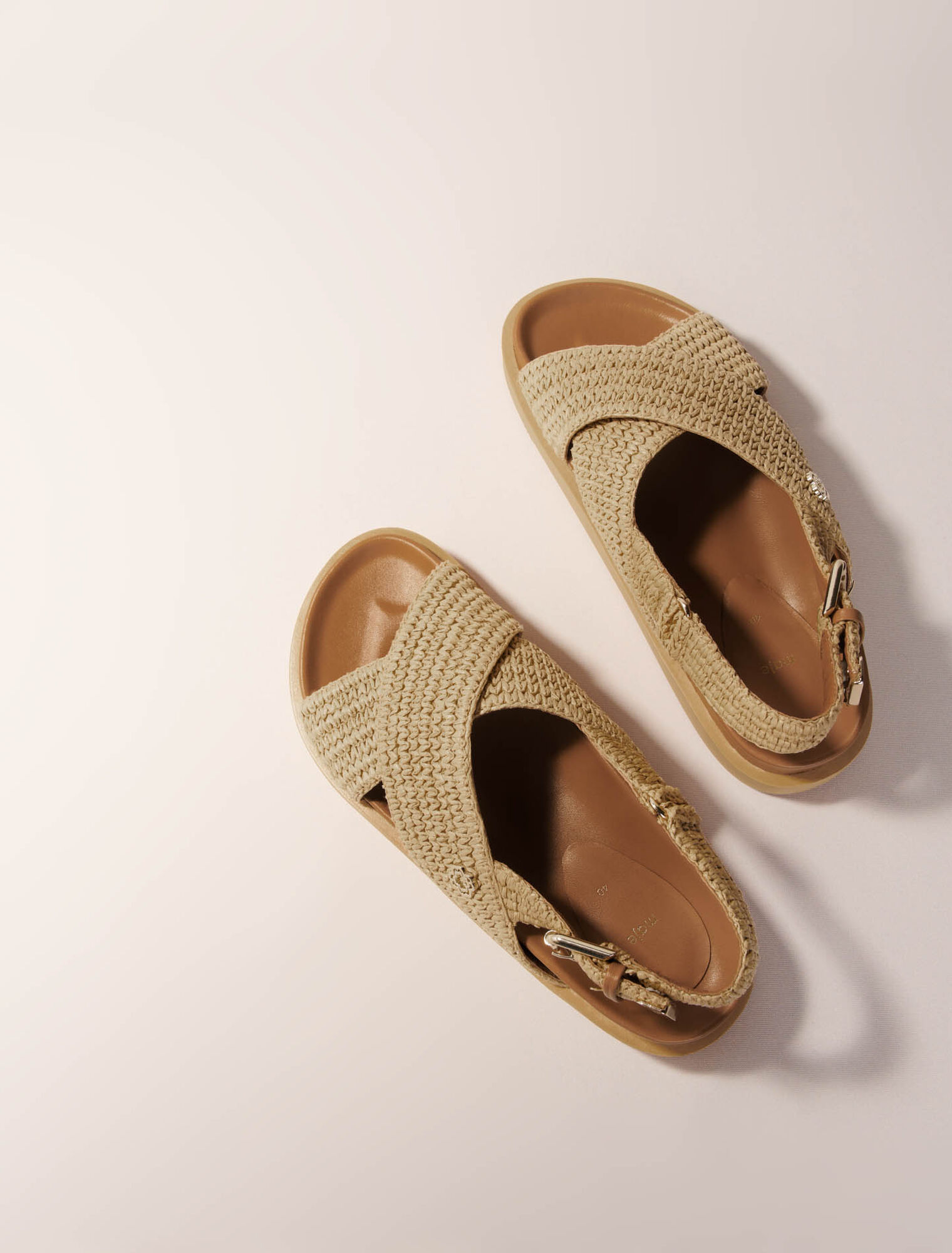Flache Sandalen in Bastoptik