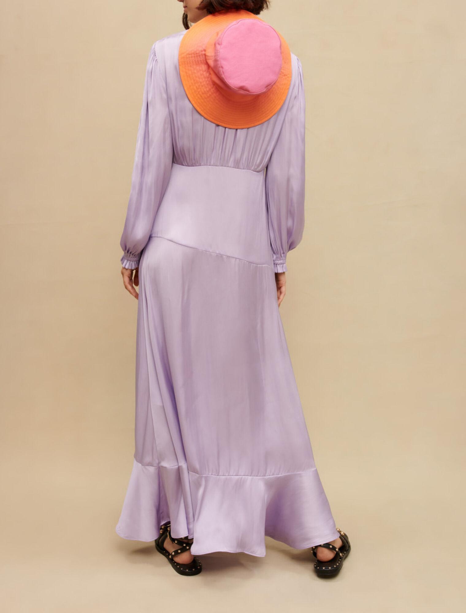 Langes, fließendes Satinkleid