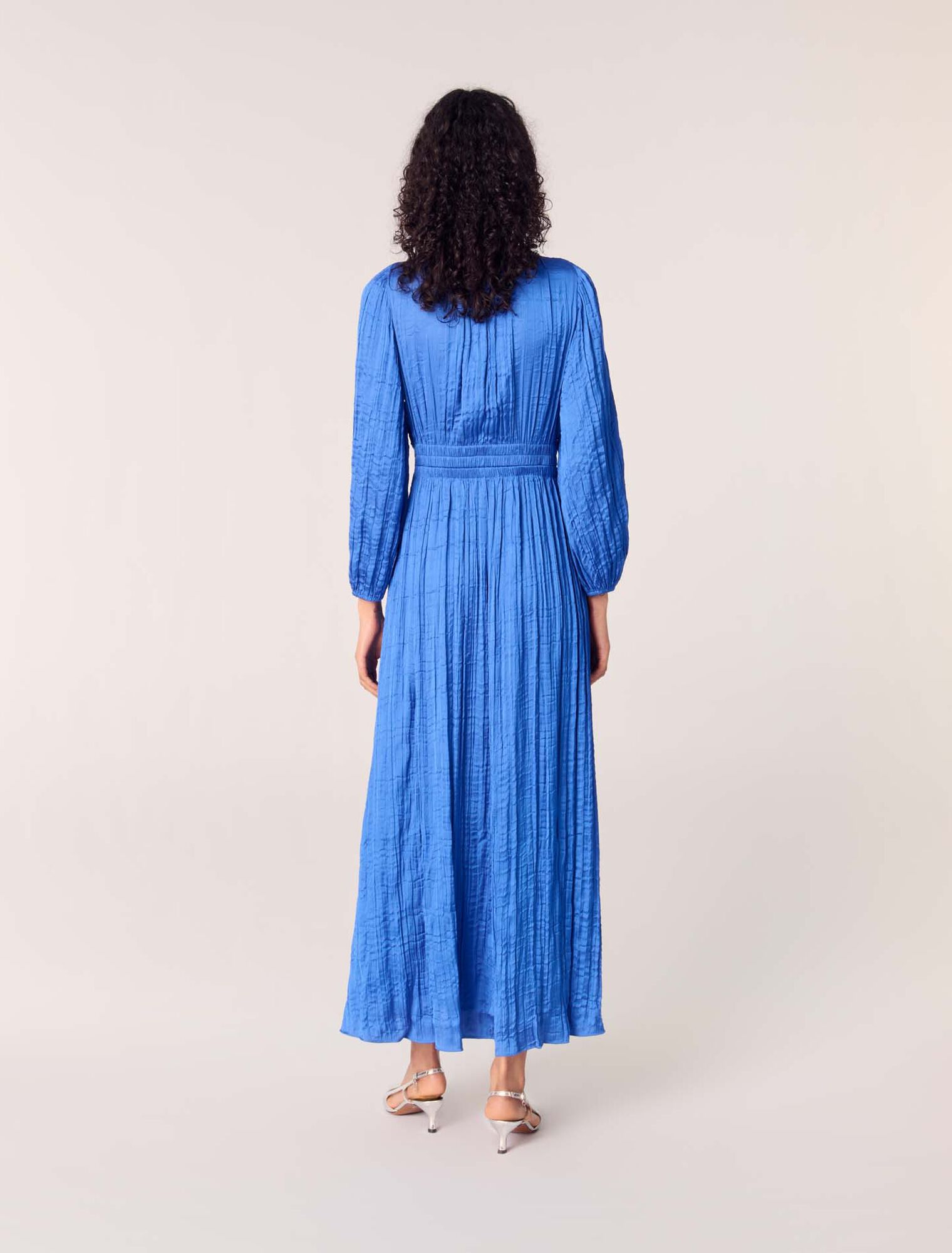 Langes plissiertes Kleid aus Satin
