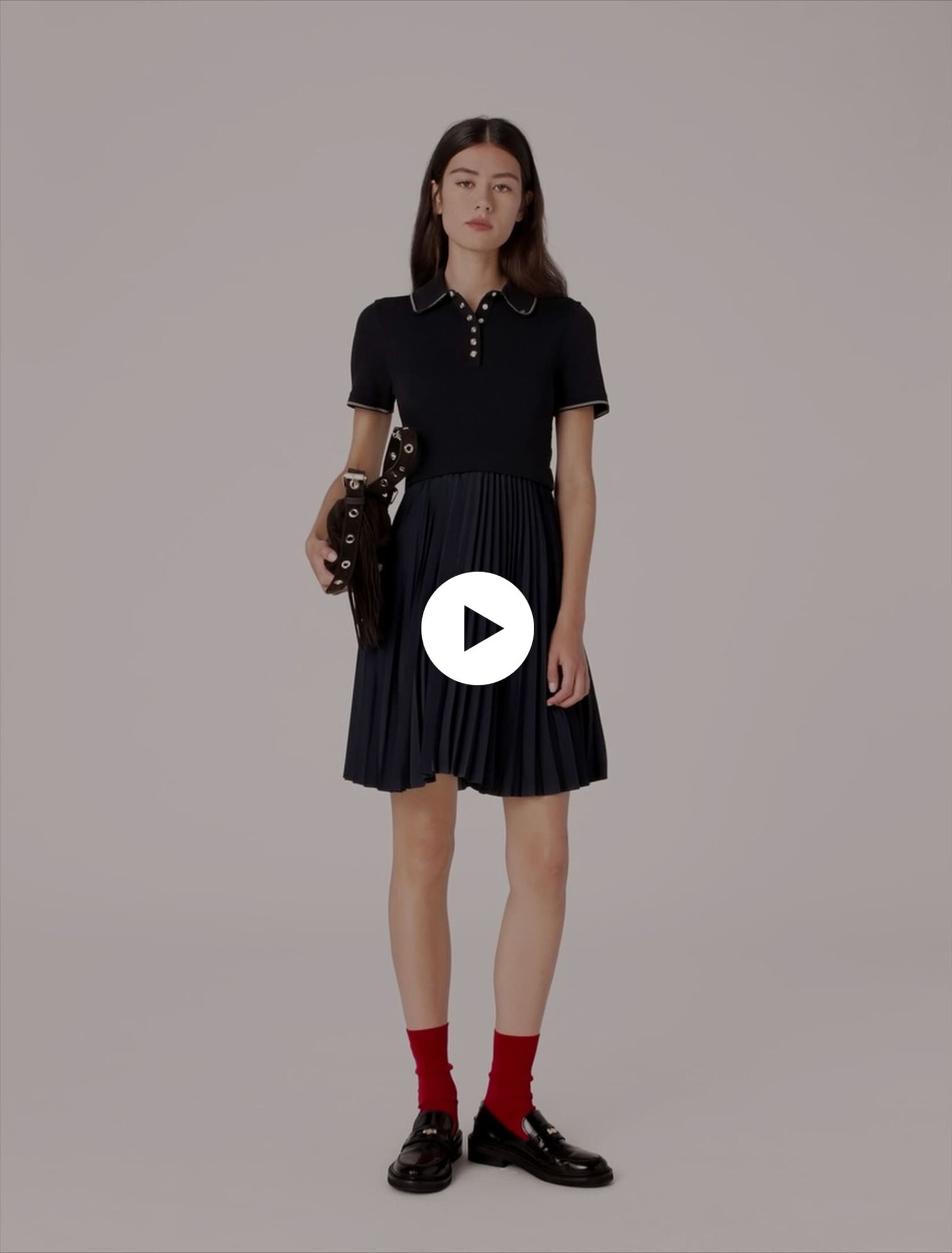 Kurzes Plissee-Kleid mit Polo-Krag