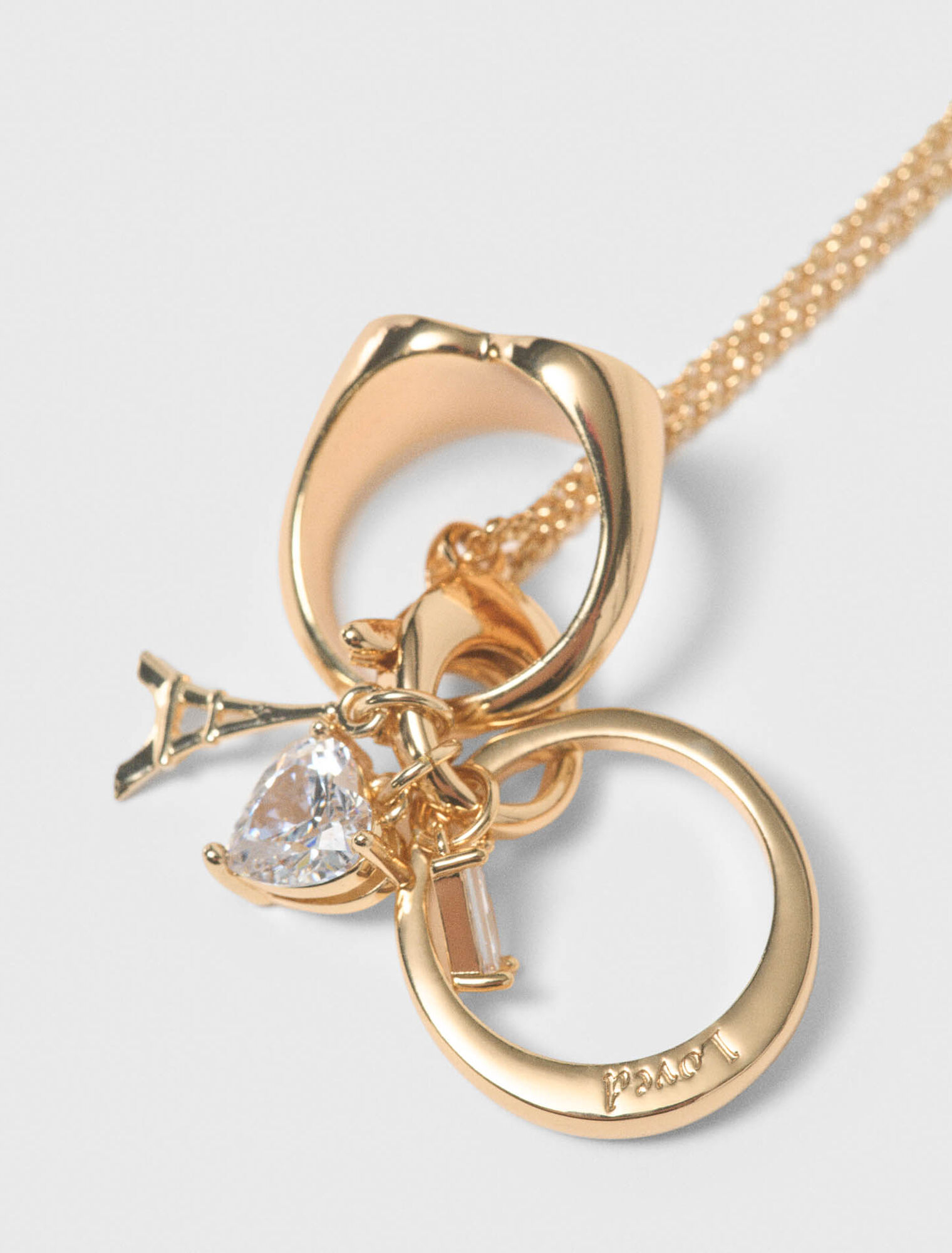 Goldene Halskette mit Ringdetails