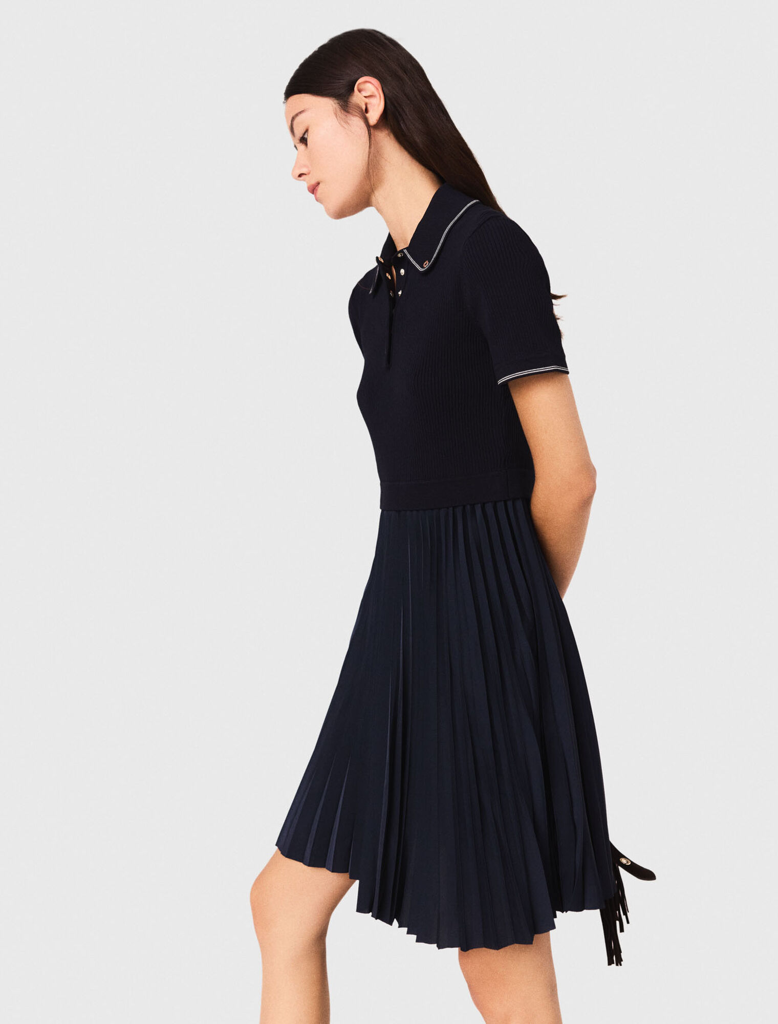 Kurzes Plissee-Kleid mit Polo-Krag