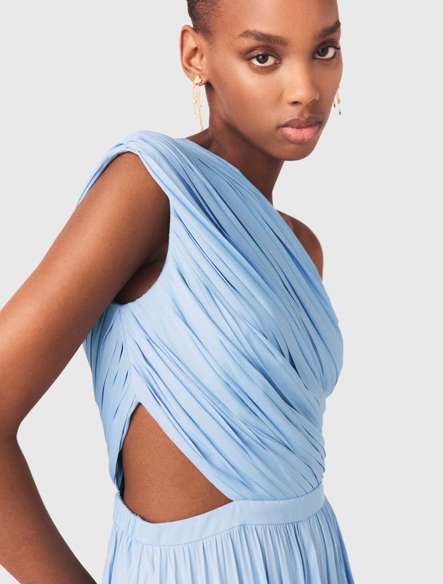 Langes asymmetrisches Plisseekleid