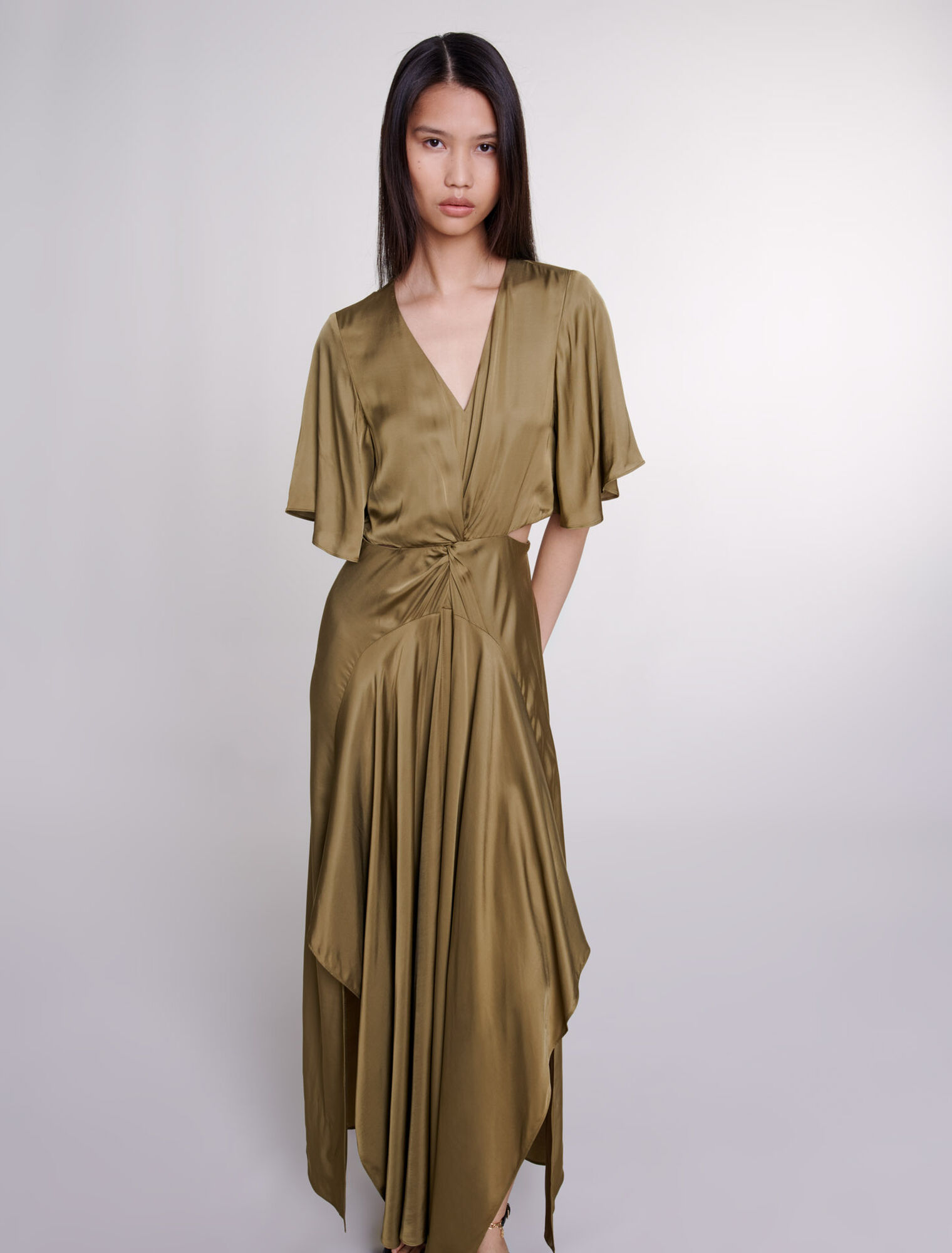 Langes Satinkleid mit Cut-outs