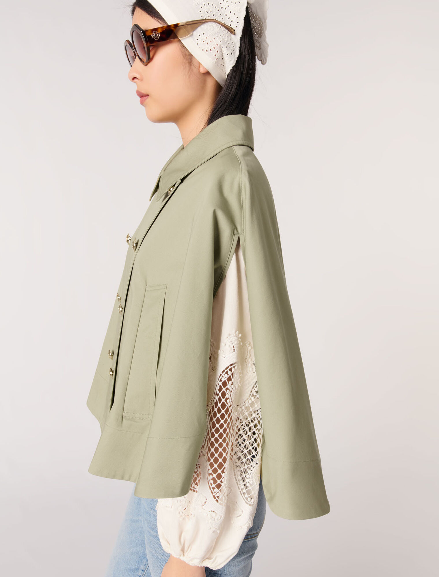 Kurzer Trenchcoat im Cape-Stil