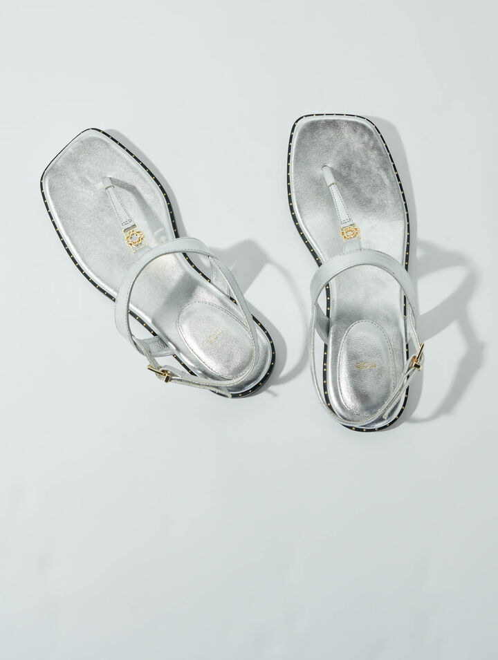 Silberne Ledersandalen mit Riemen