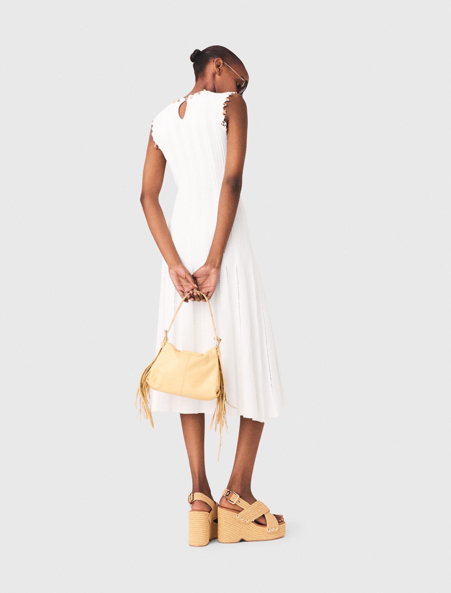 Strickkleid mit Goldschmuck