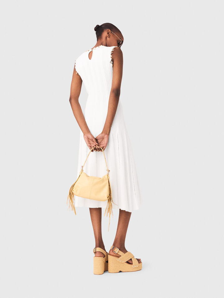 Strickkleid mit Goldschmuck