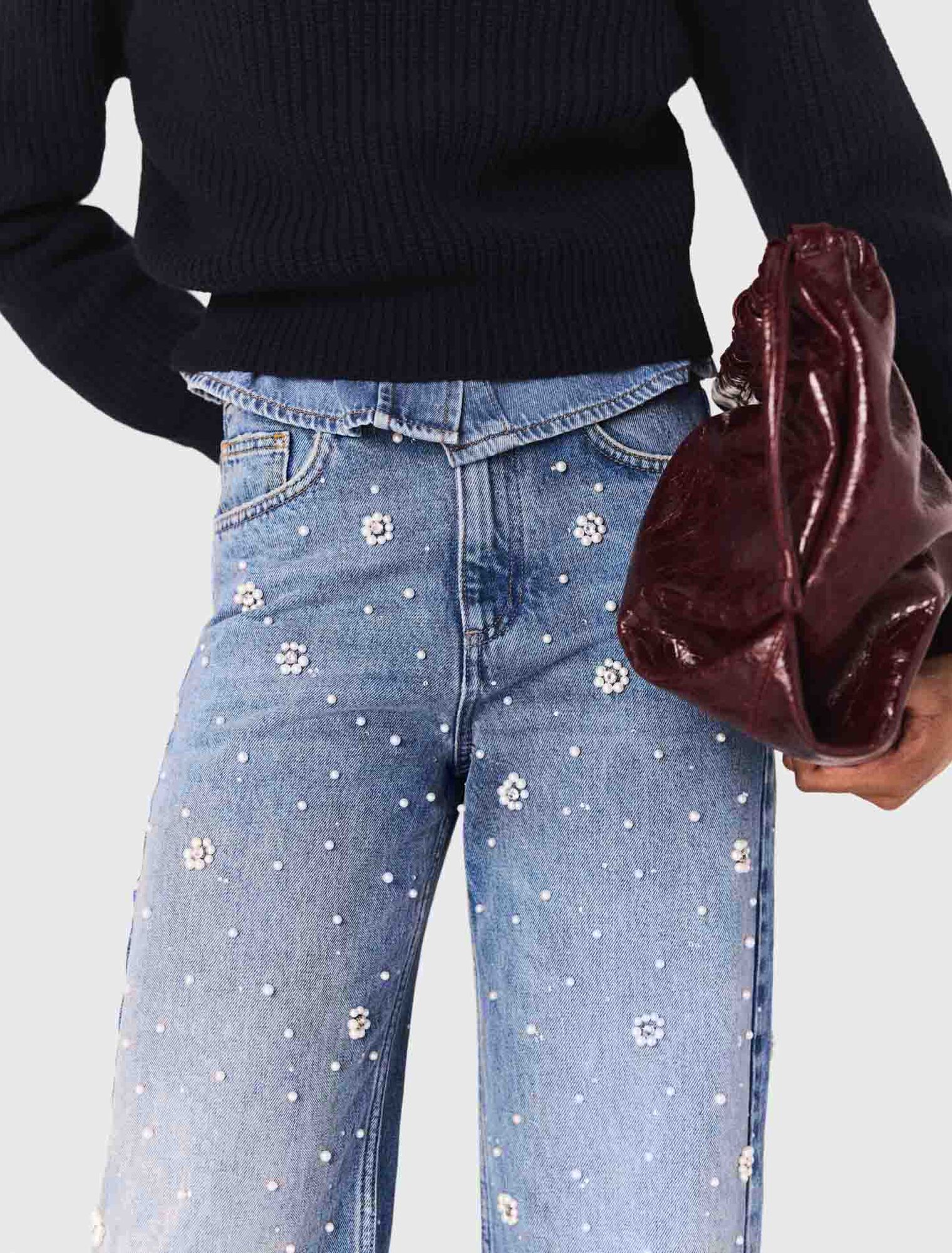 Weite Jeans mit Stickereien