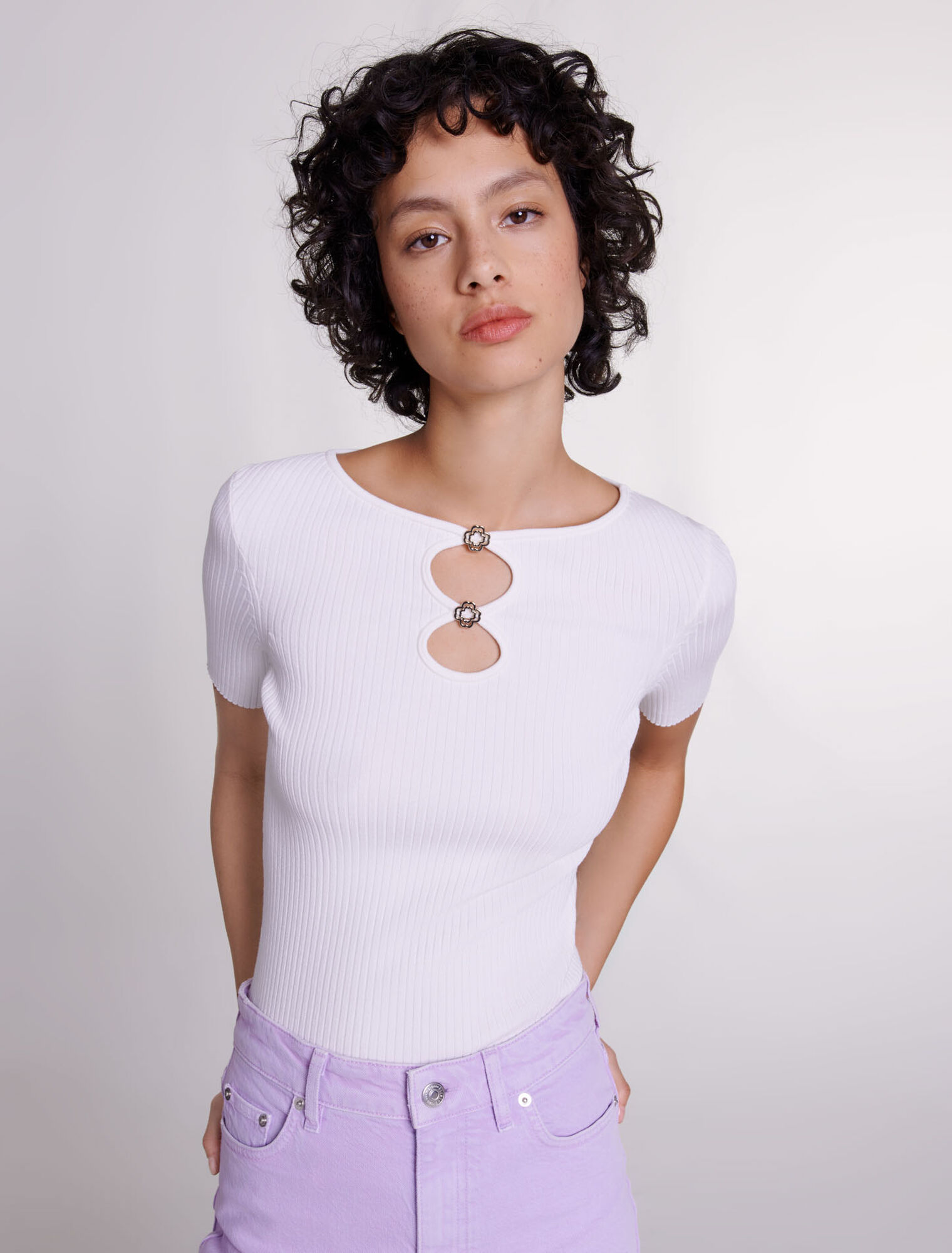 Strick-Top mit Lochmuster & Schmuck