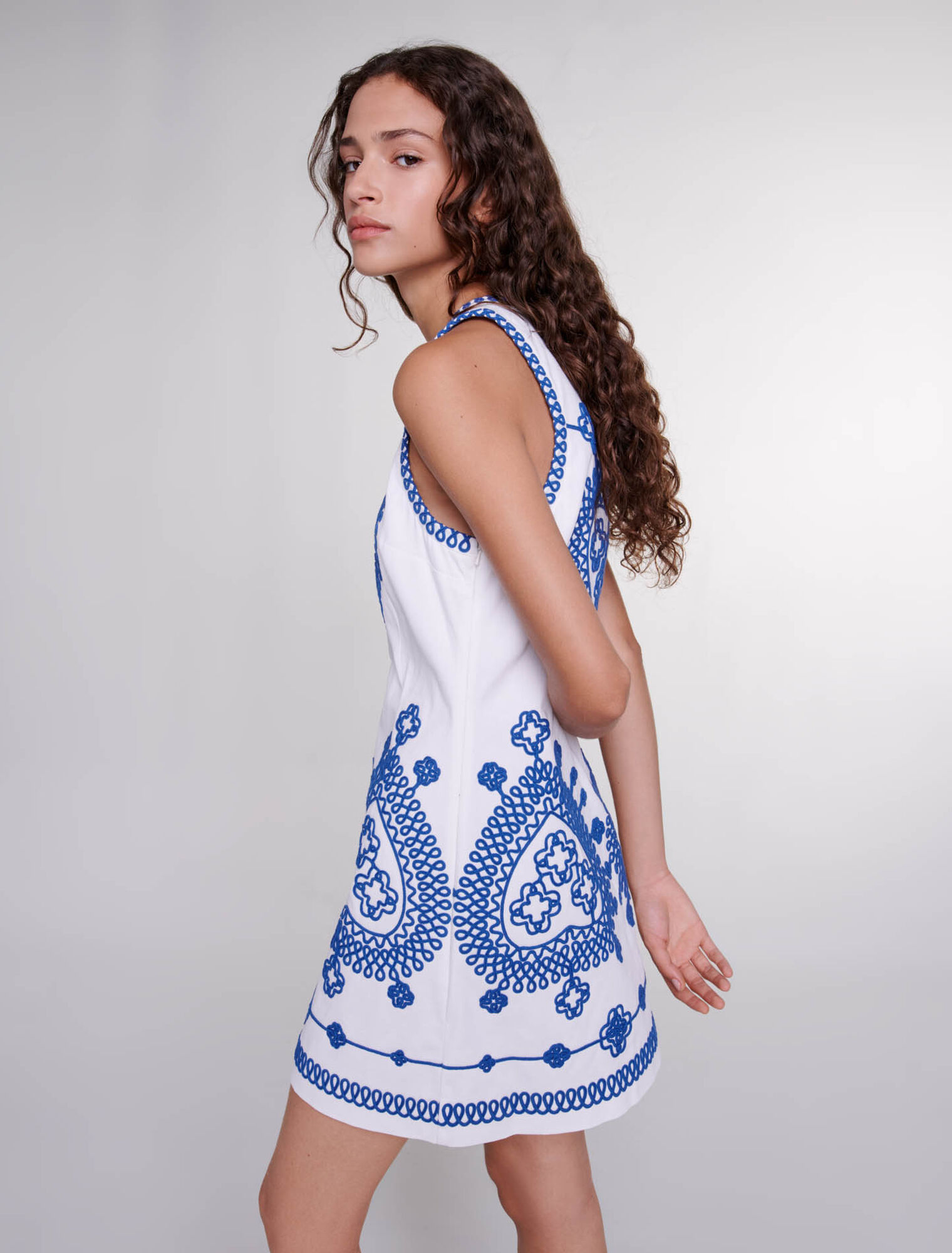 Angepasstes Kleid mit Stickerei