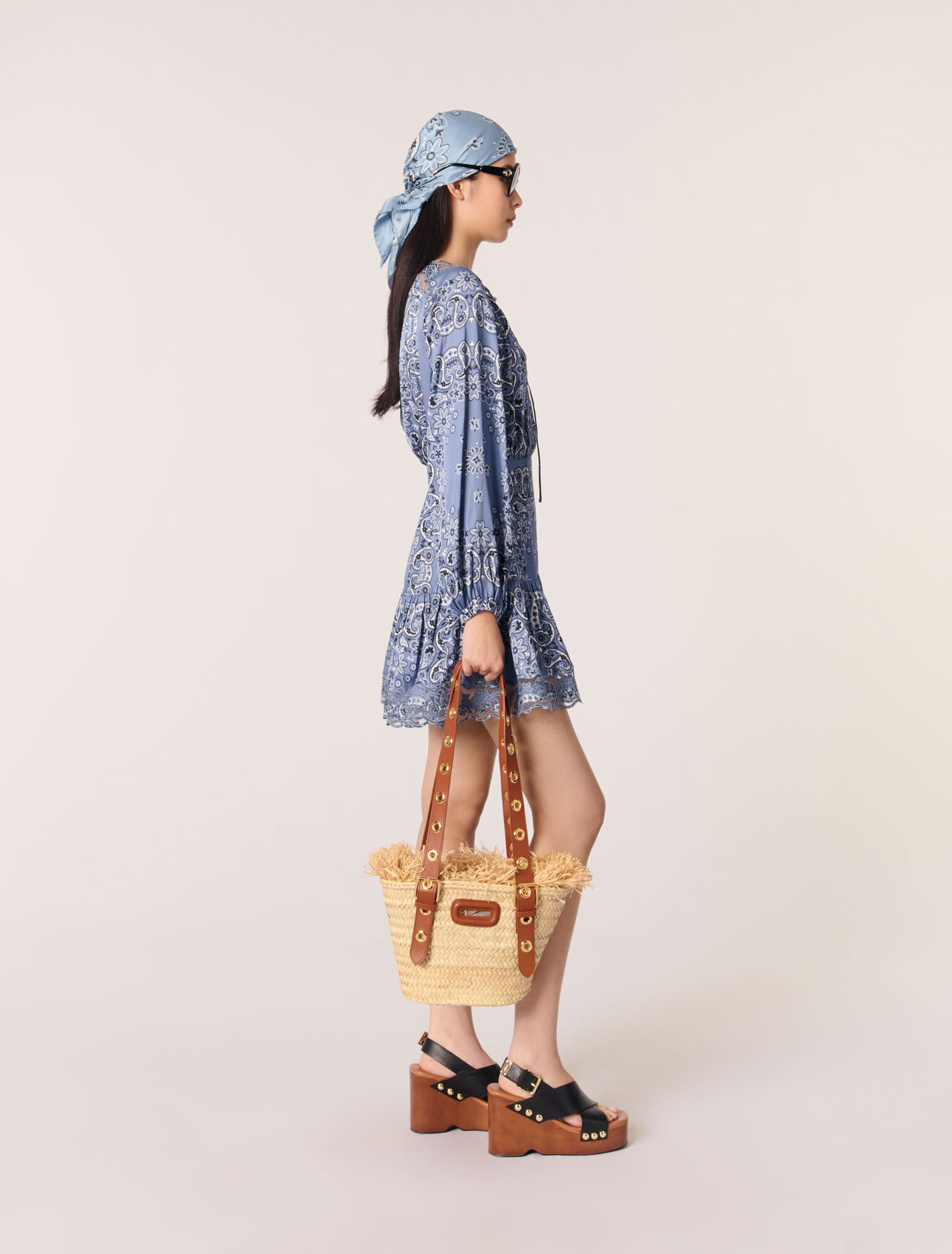Fließendes kurzes Kleid mit Print