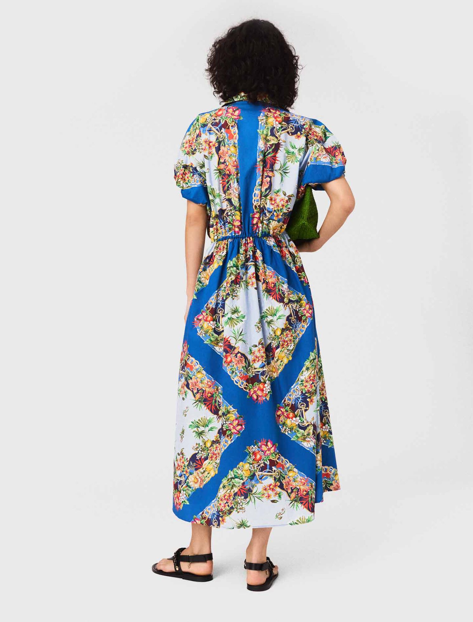 Langes gemustertes Kleid