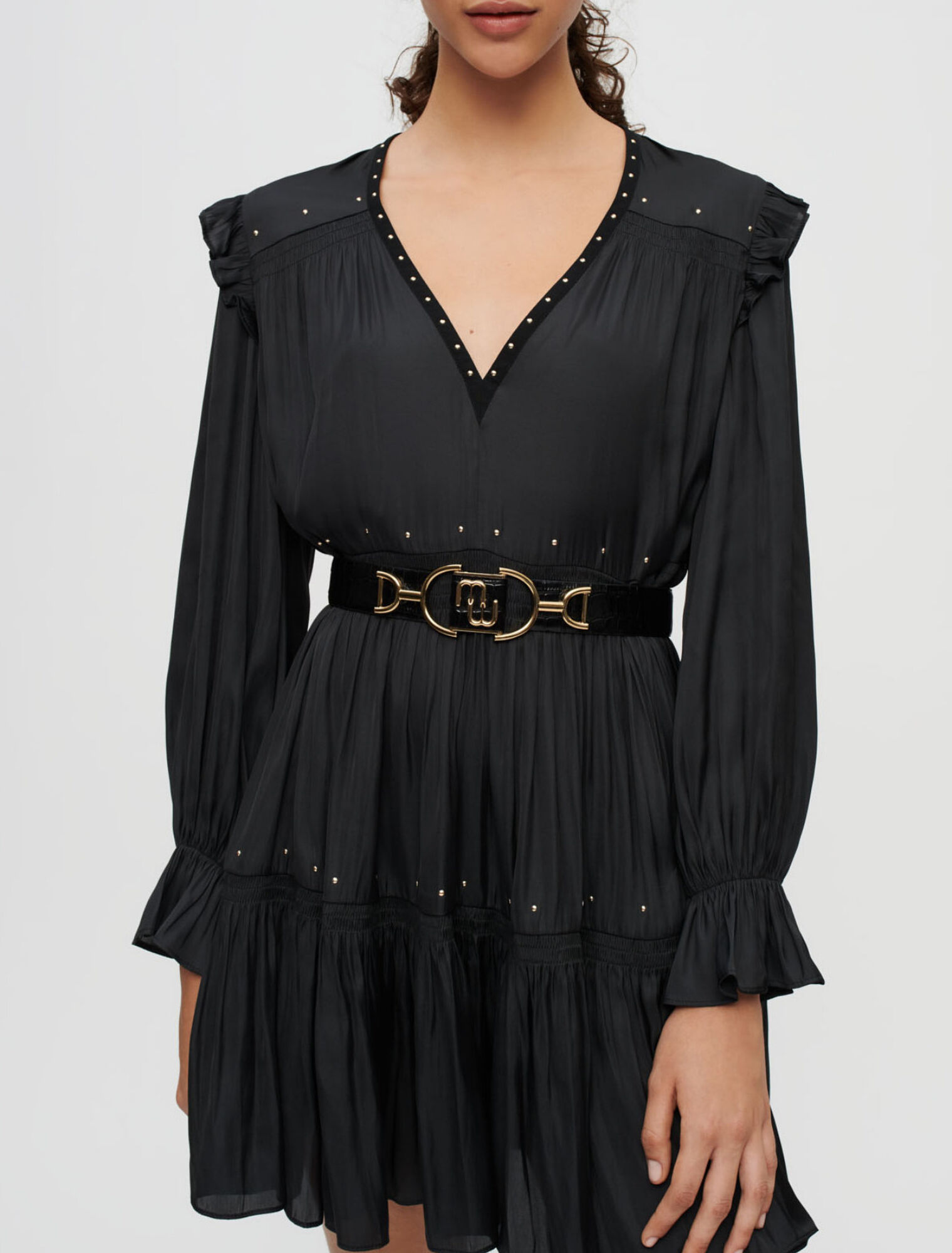 Schwarzes Satinkleid mit Gold-Nieten