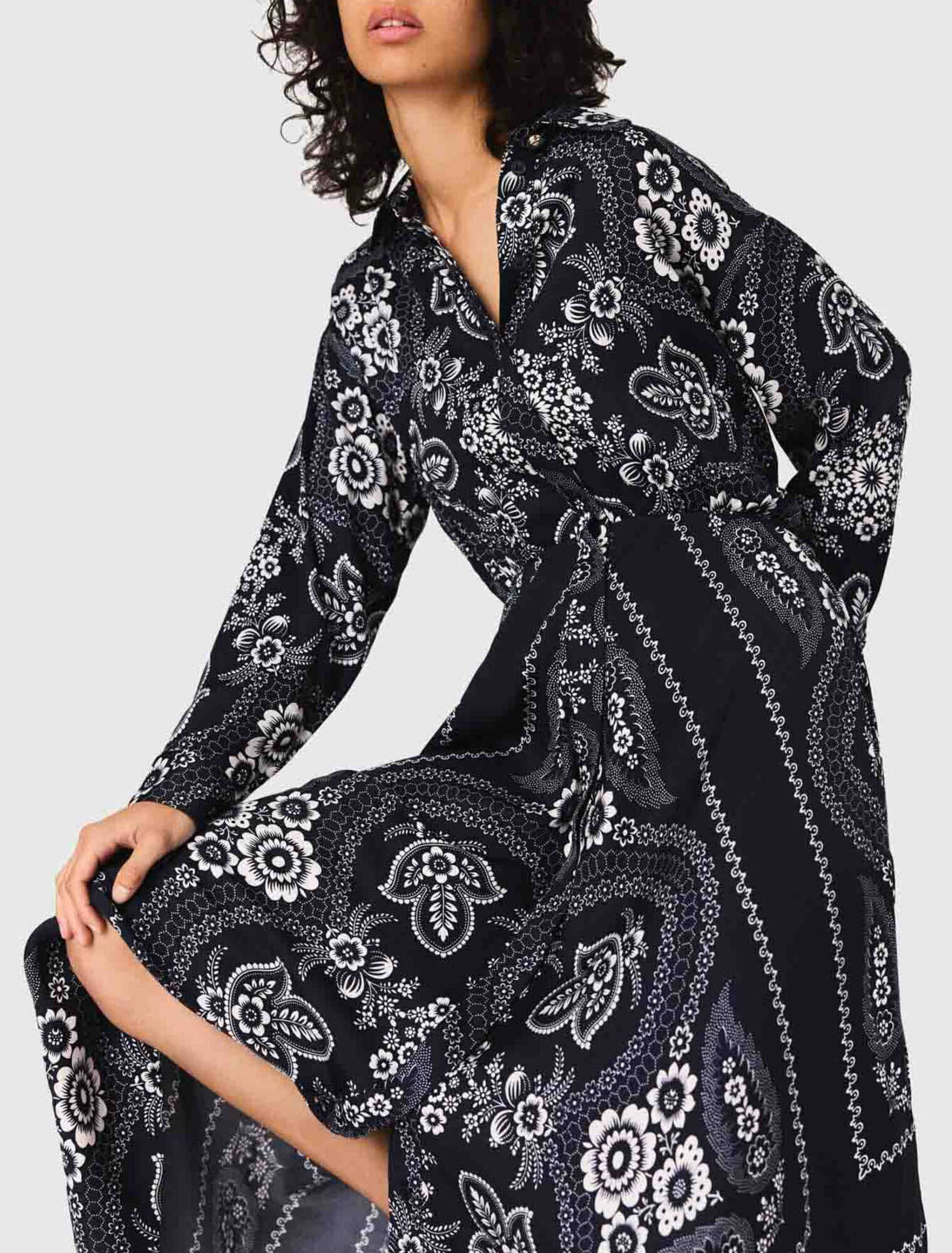 Langes flie&szlig;endes Kleid mit Print
