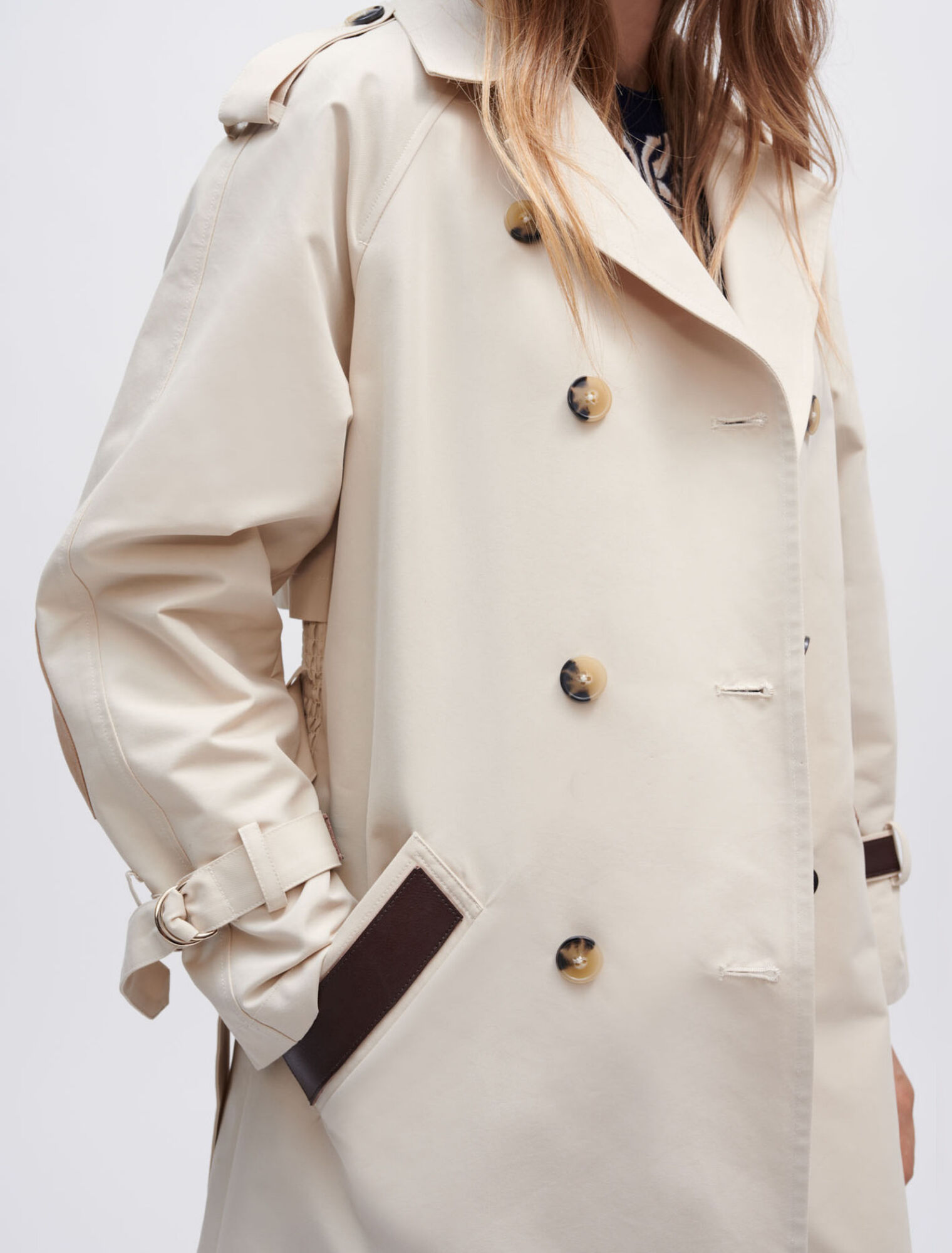 Im Rücken gesmokter Trenchcoat