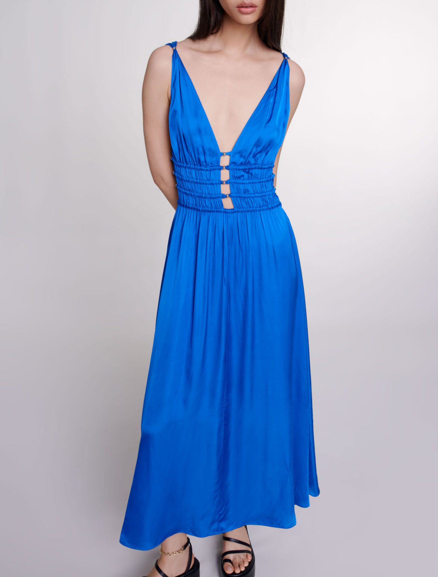 Satinkleid mit Cut-outs