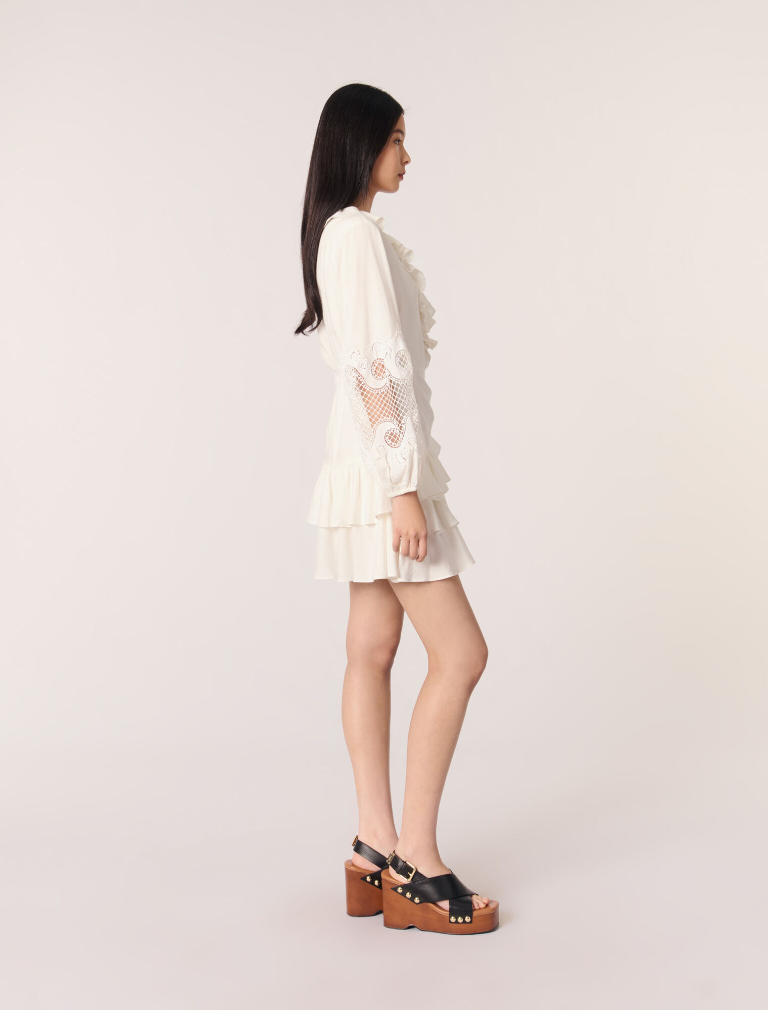 Kleid mit Volants und Stickereien