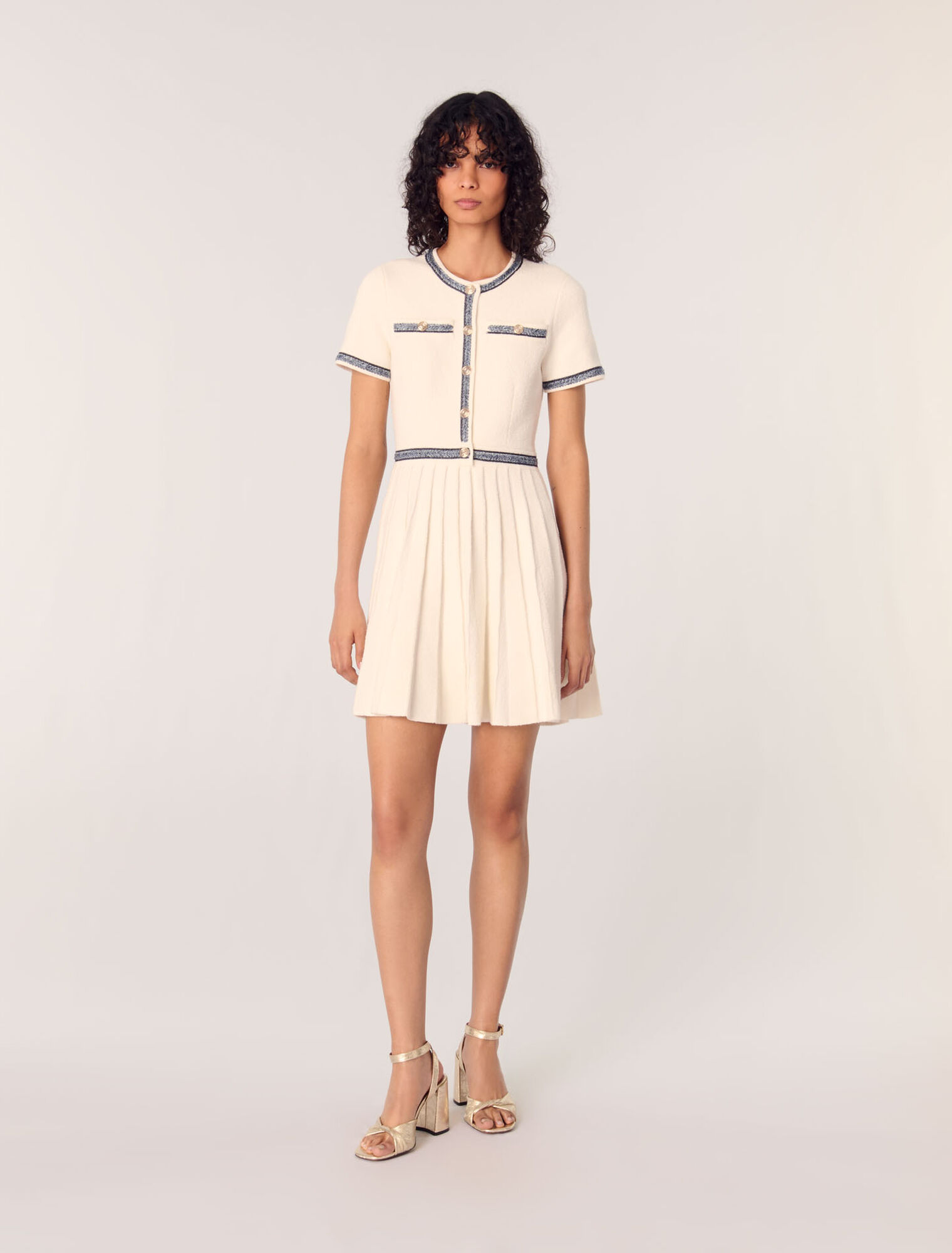 Kurzes Plissee-Kleid aus Strick