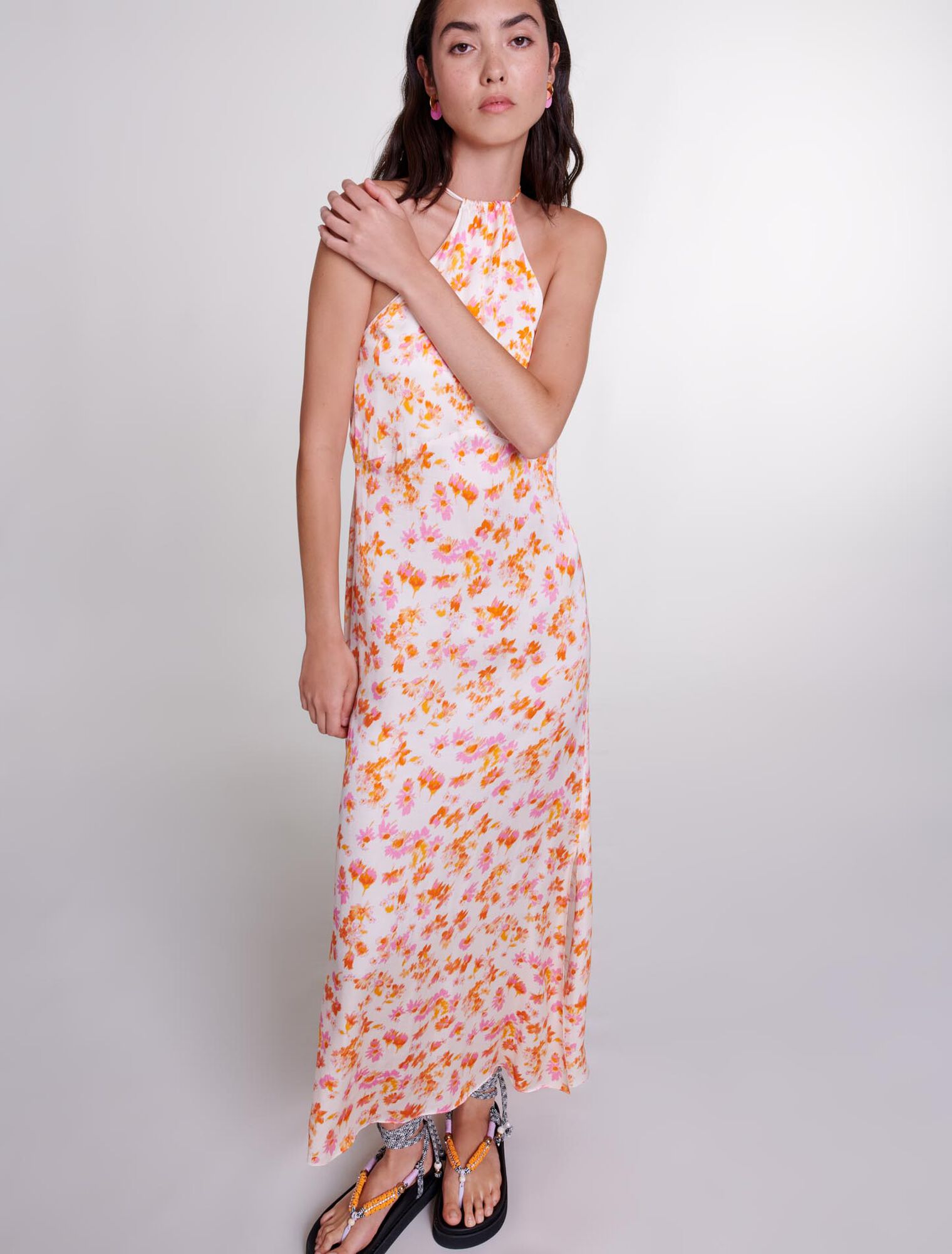Langes Satinkleid mit Blumenmuster