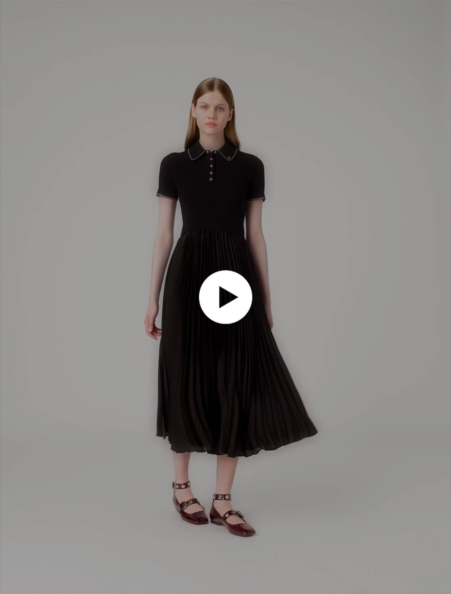 Plissiertes Kleid mit Polo-Kragen