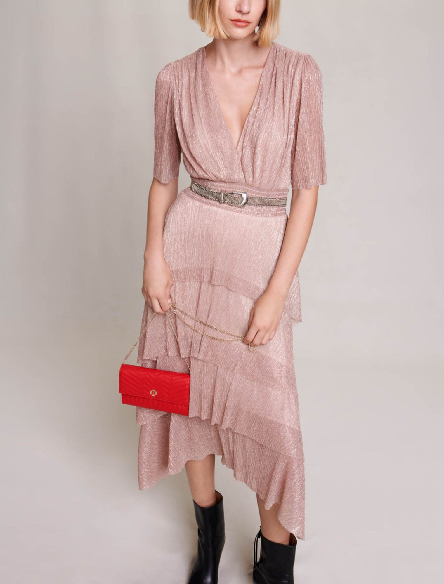 Langes Kleid aus Lamé mit Rüschen