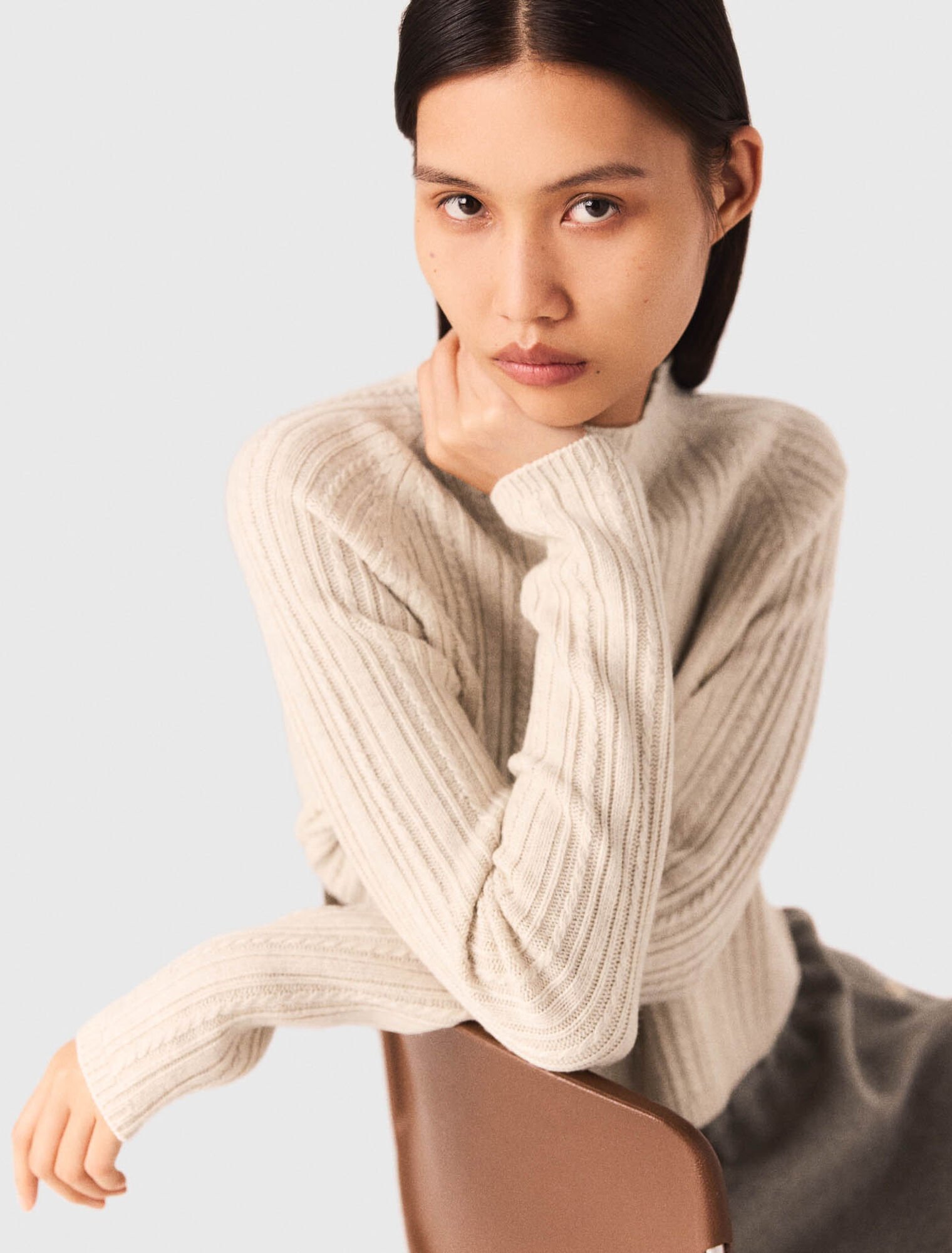 Kurzer Pullover aus Zopfstrick