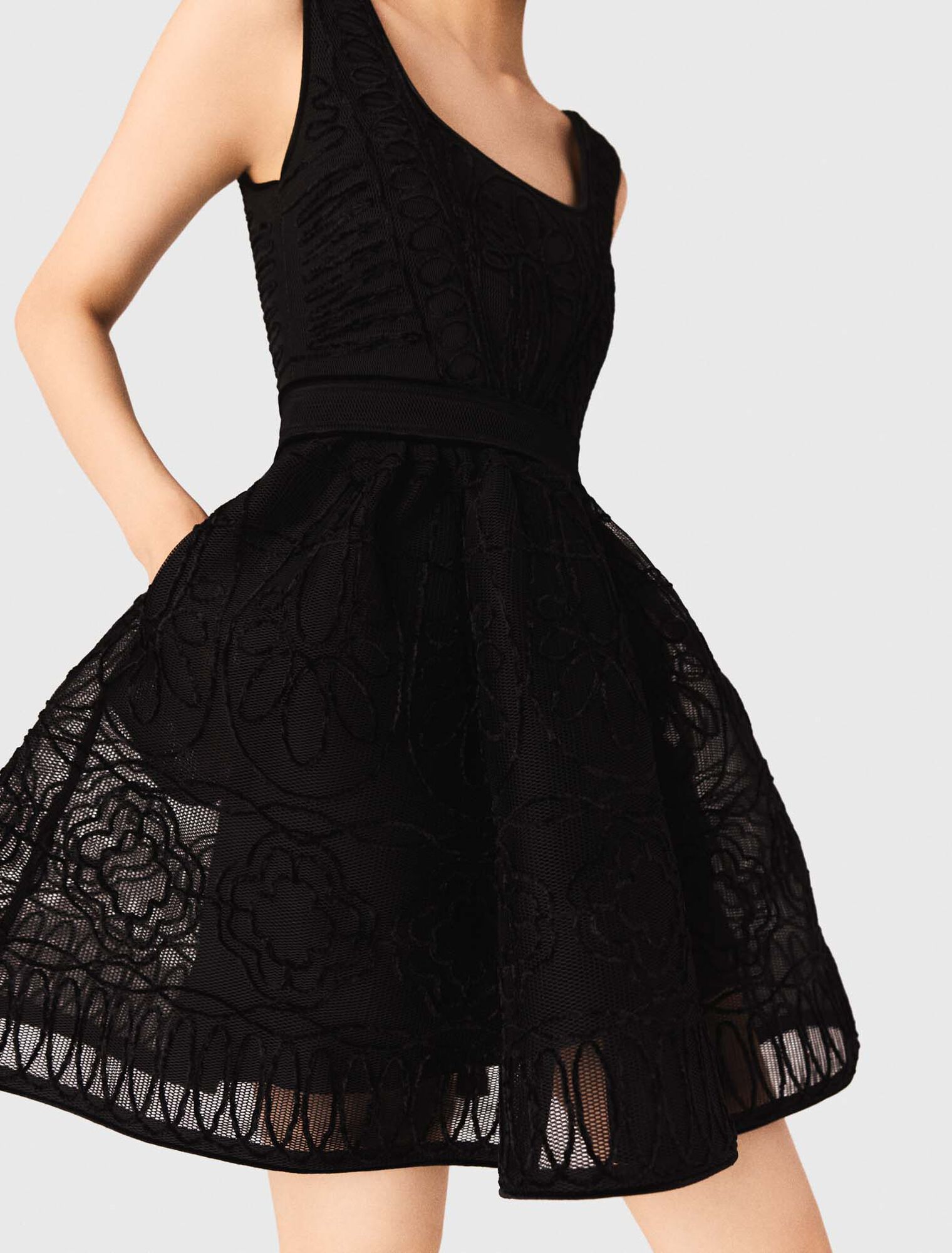 Kurzes besticktes Korbstrick-Kleid