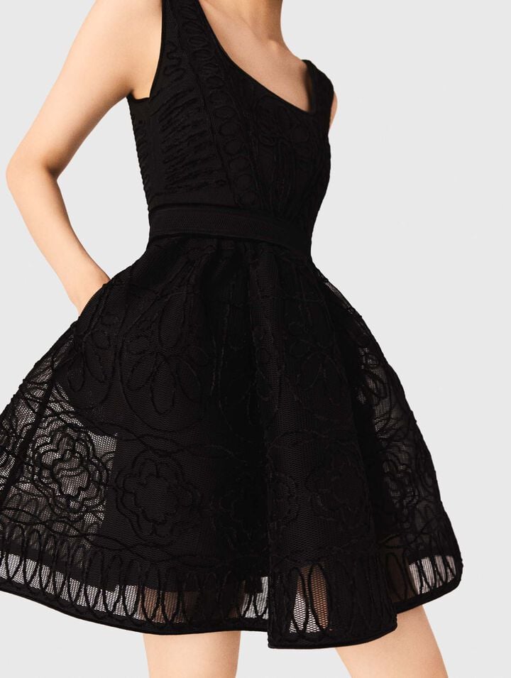 Kurzes besticktes Korbstrick-Kleid