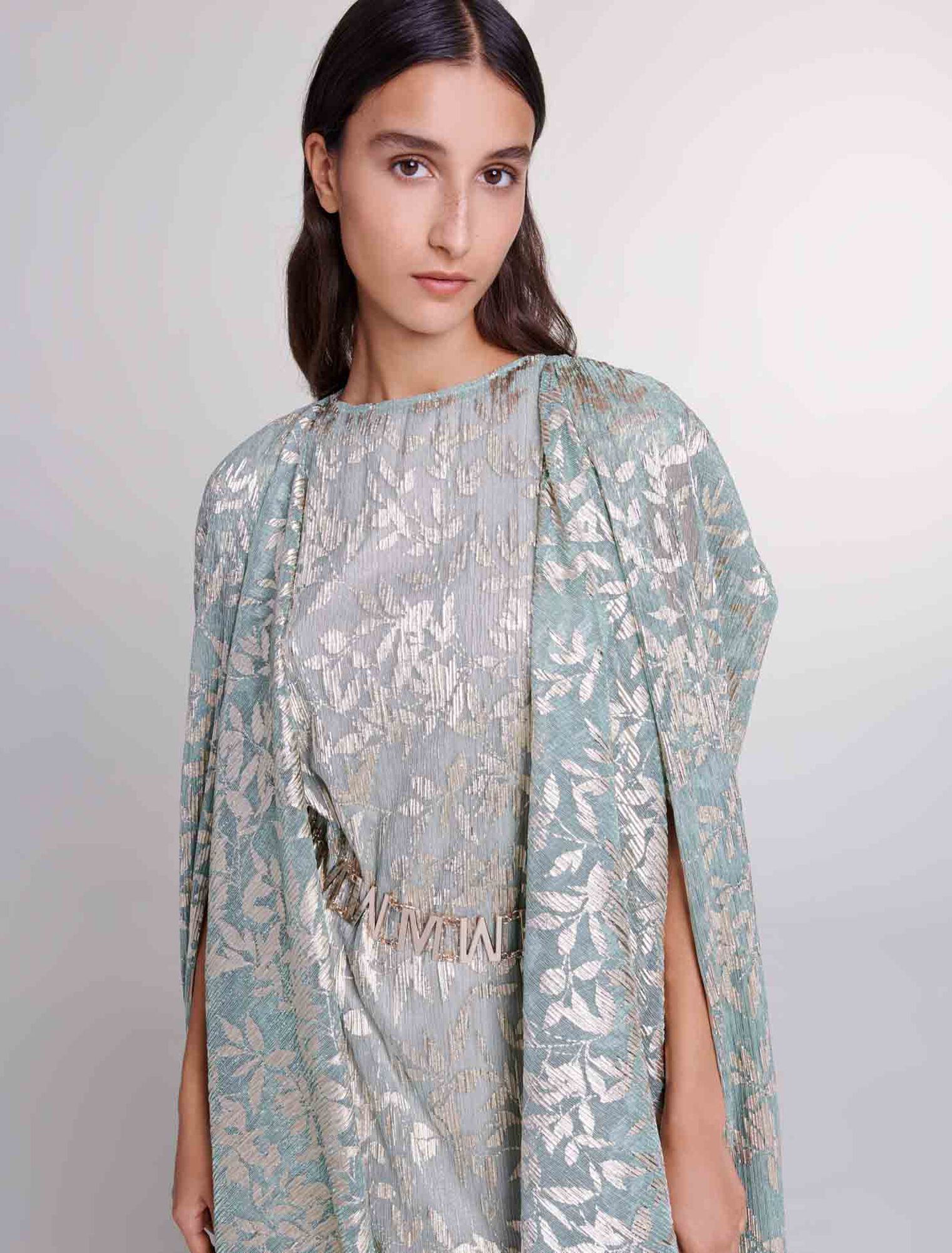 Langes Cape-Kleid