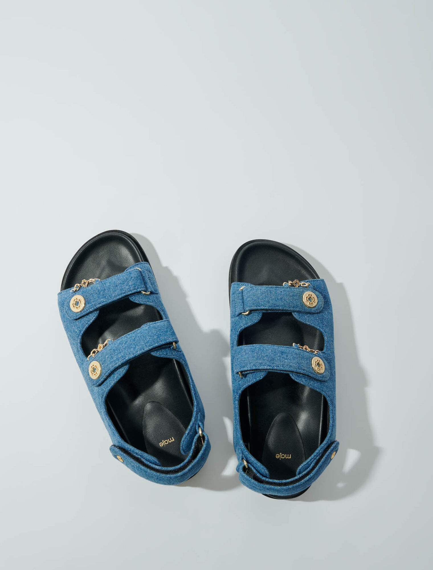 Flache Sandalen aus Denim