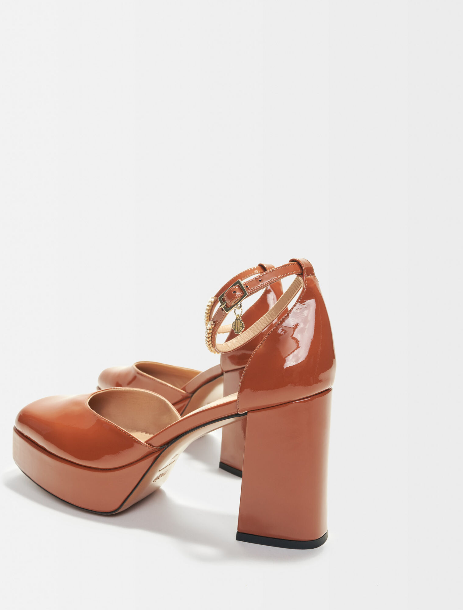 Lackpumps mit Plateau