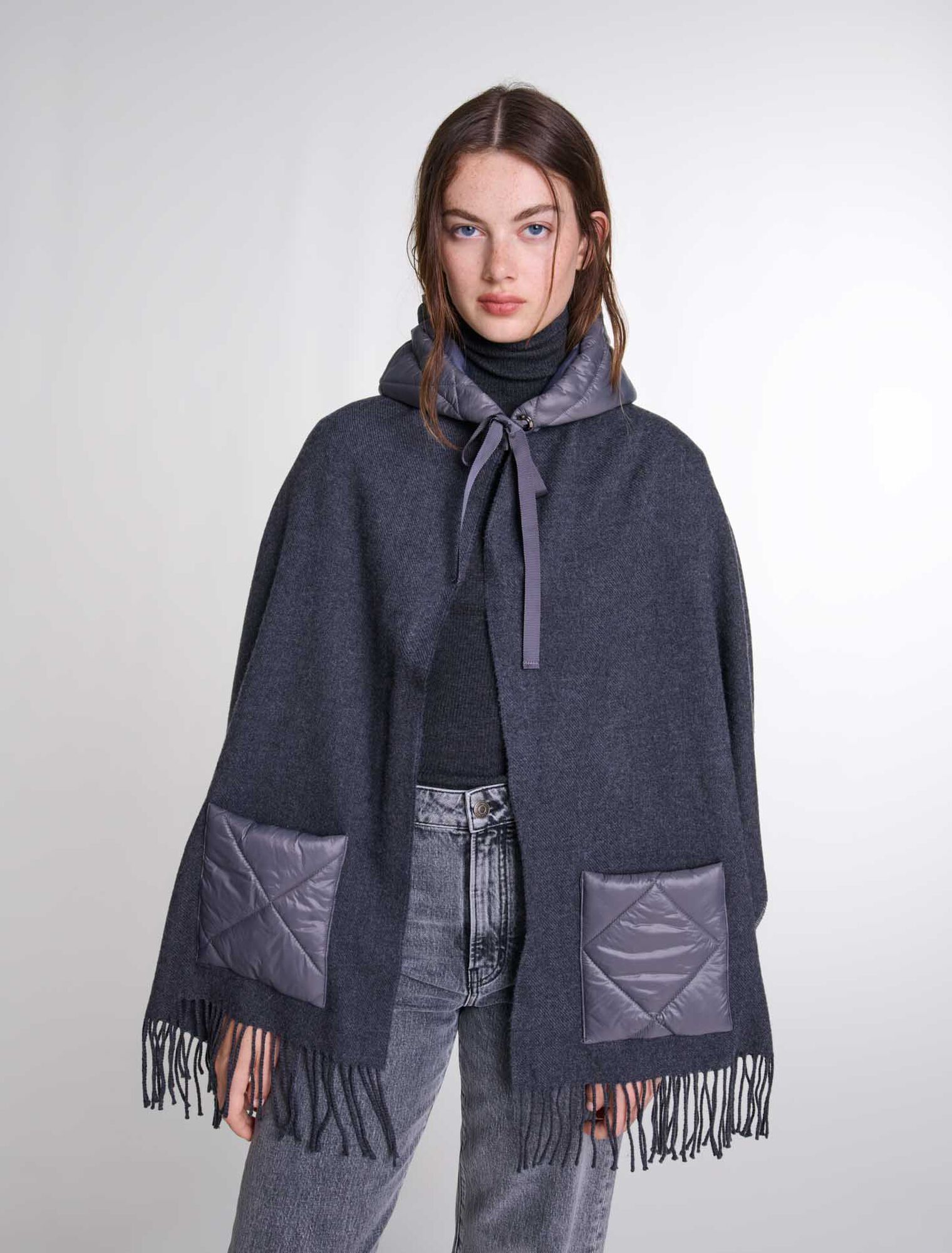 Wollponcho mit Kapuze