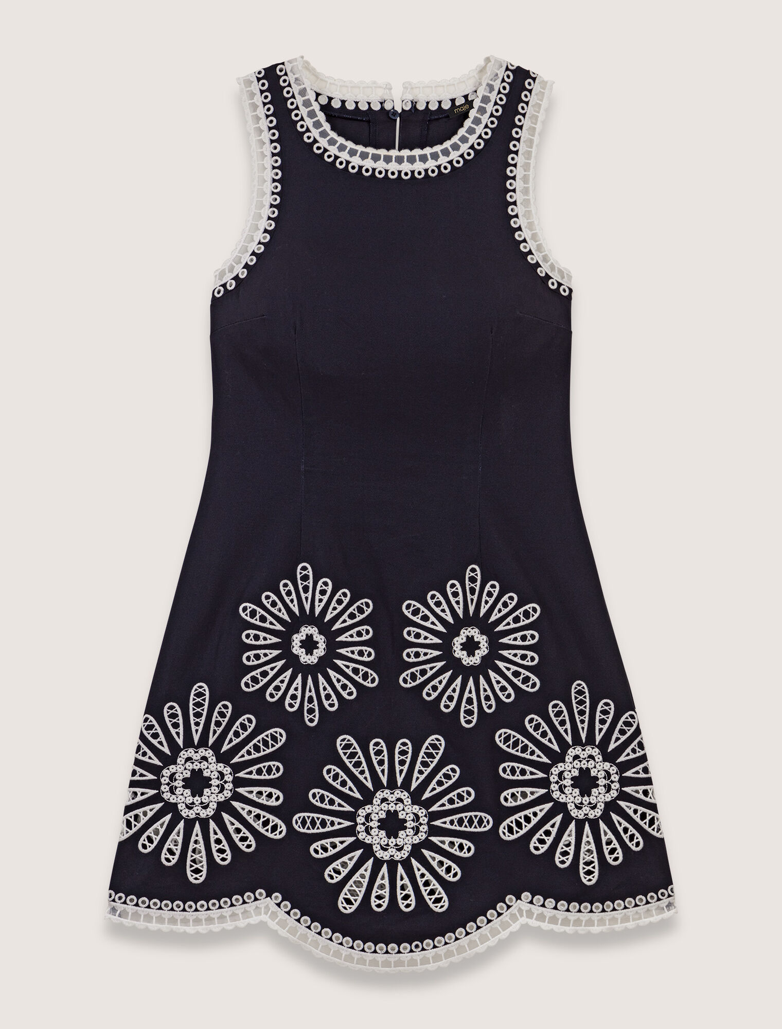 Kurzes Kleid mit Häkeldetails