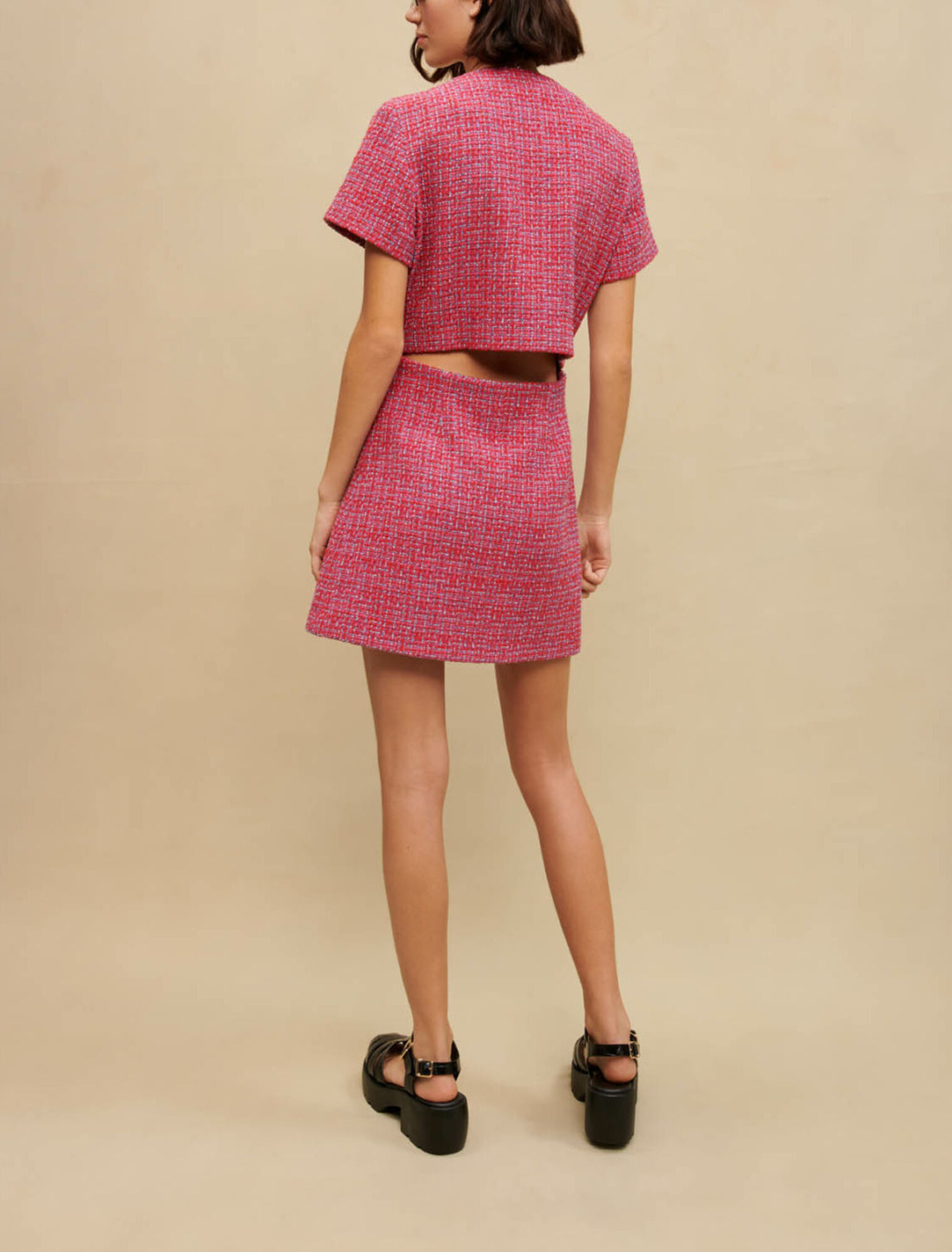 Kurzes Tweedkleid mit offenem Rücken