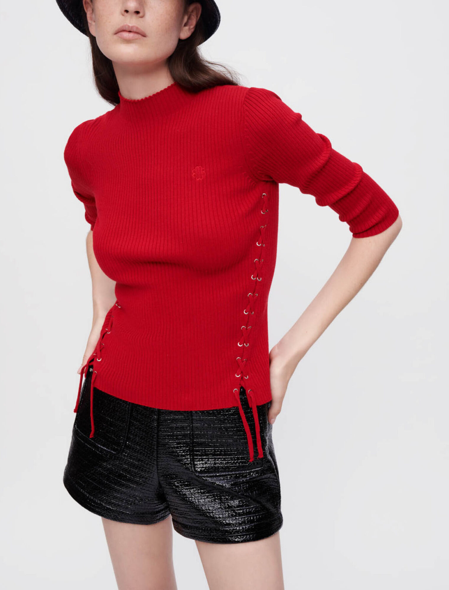 Körpernaher Pullover mit silbernen Ösen