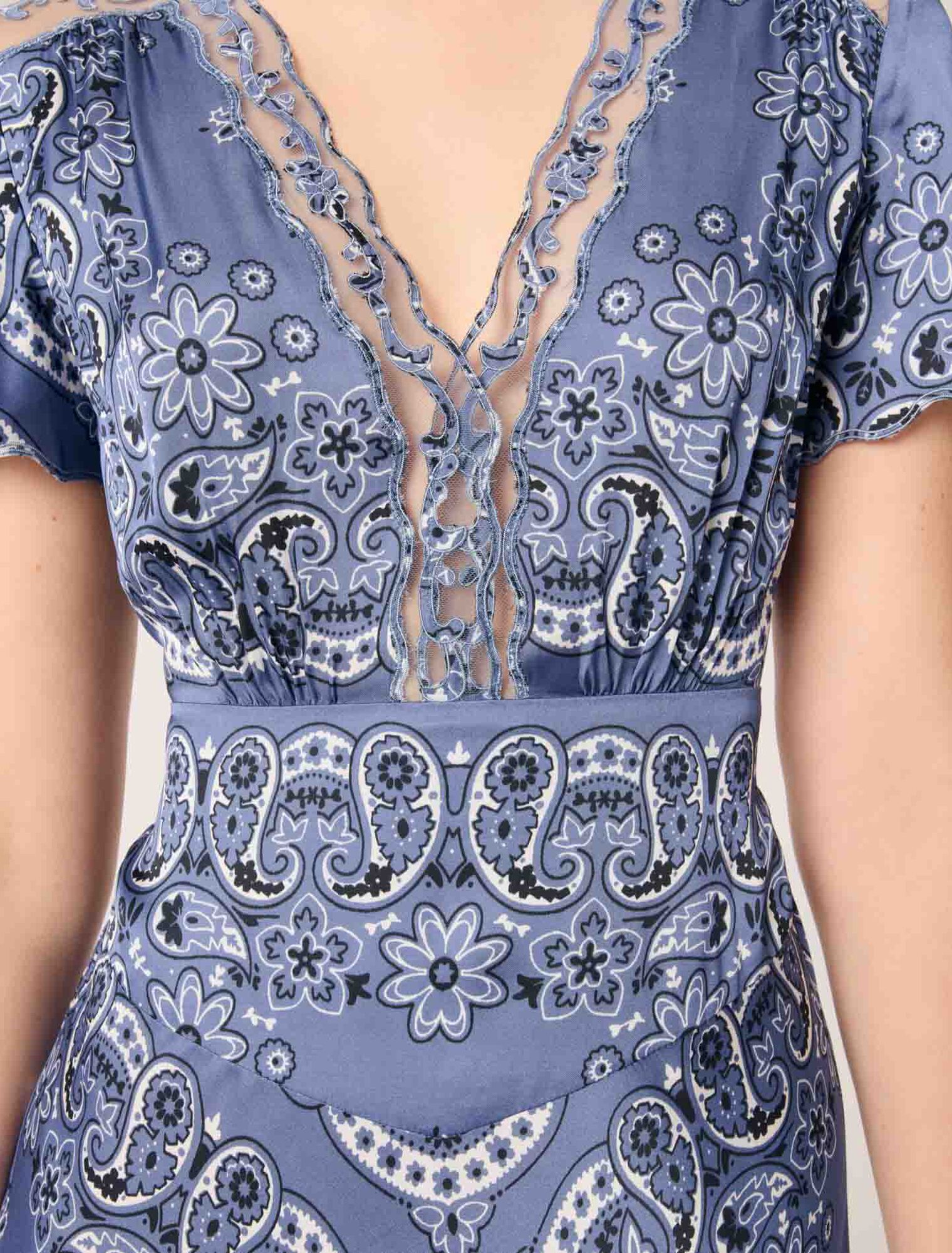 Langes fließendes Kleid mit Print
