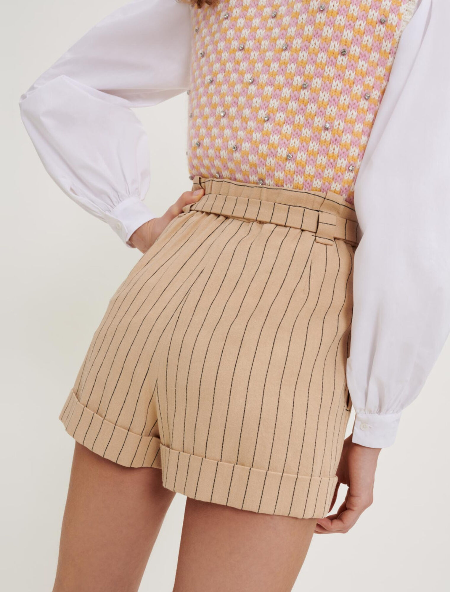 Gestreifte Shorts mit Gürtel