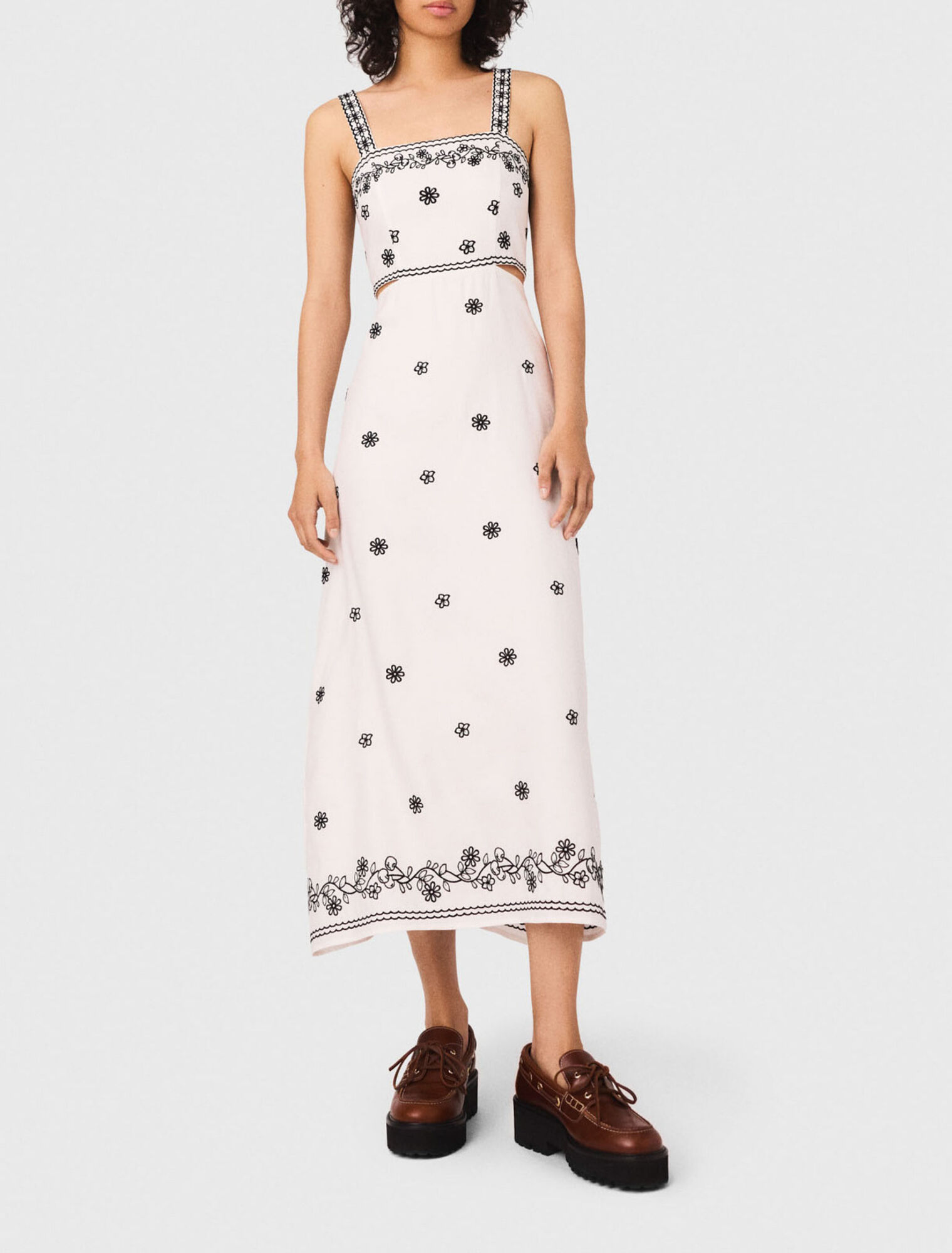 Langes besticktes Kleid mit Cut-out
