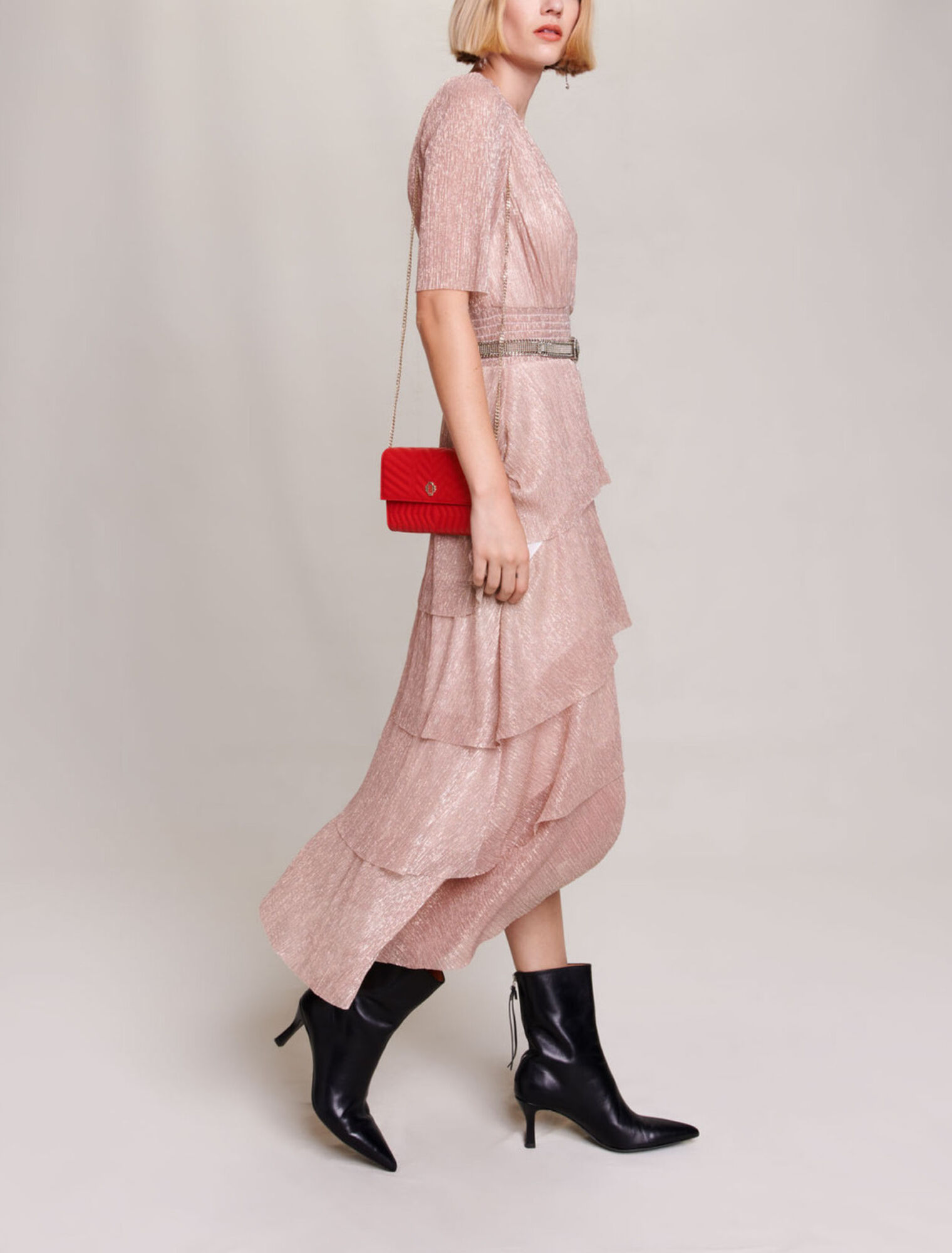 Langes Kleid aus Lamé mit Rüschen