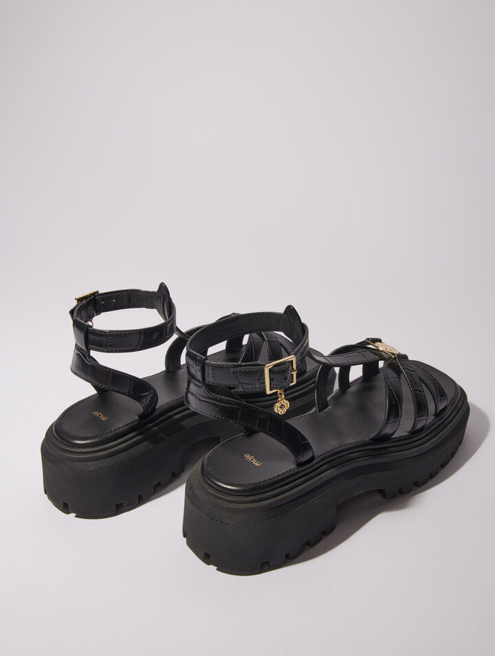 Flache gerillte Sandalen