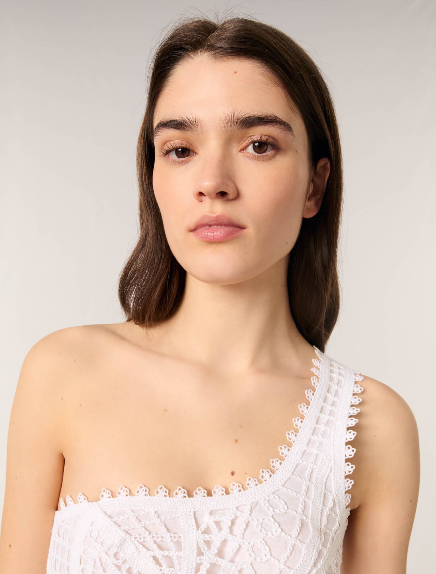 Asymmetrisches langes Häkelkleid